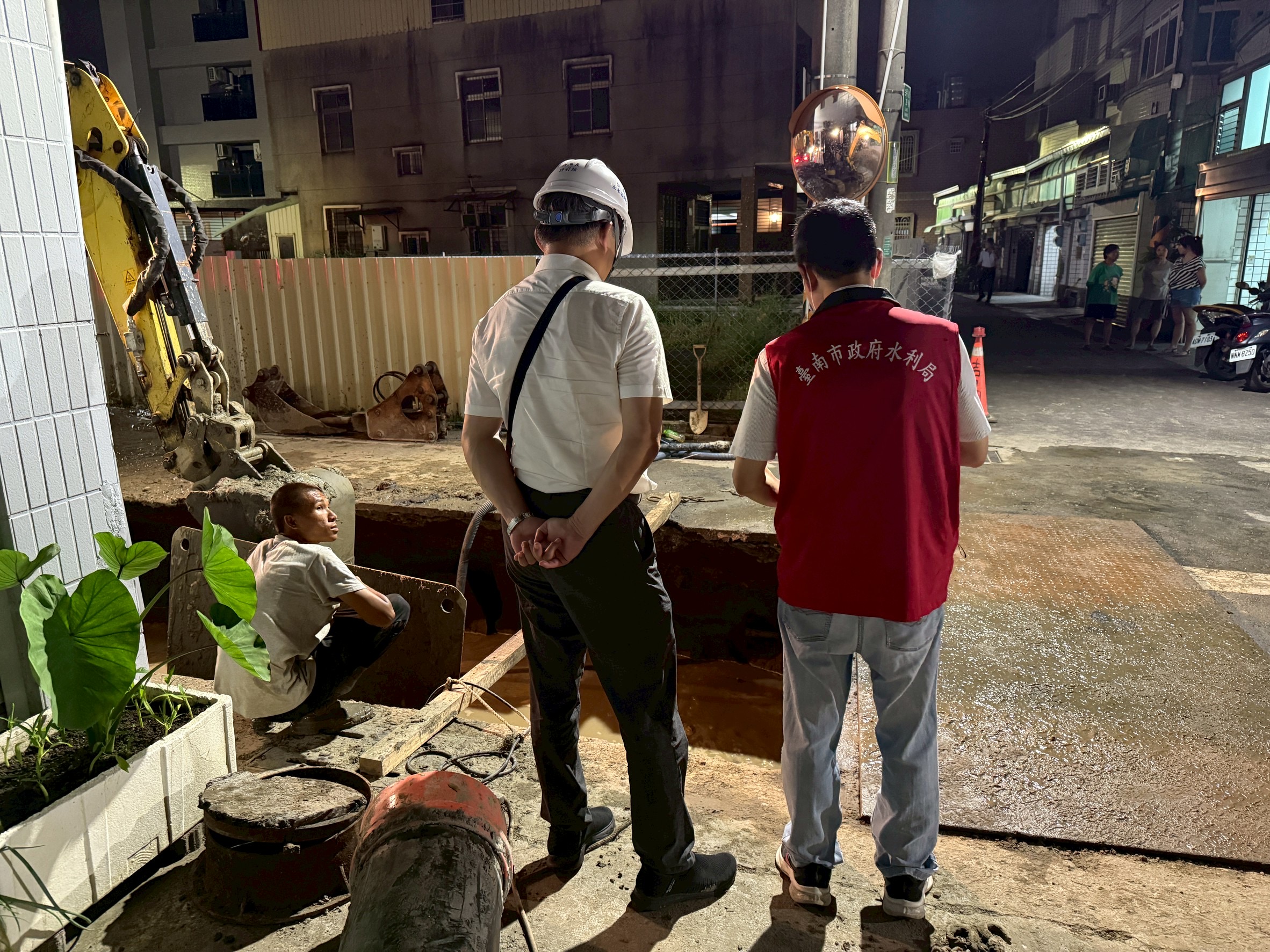 仁德區三甲八街路面下陷 水利局成立前進指揮所進行搶修