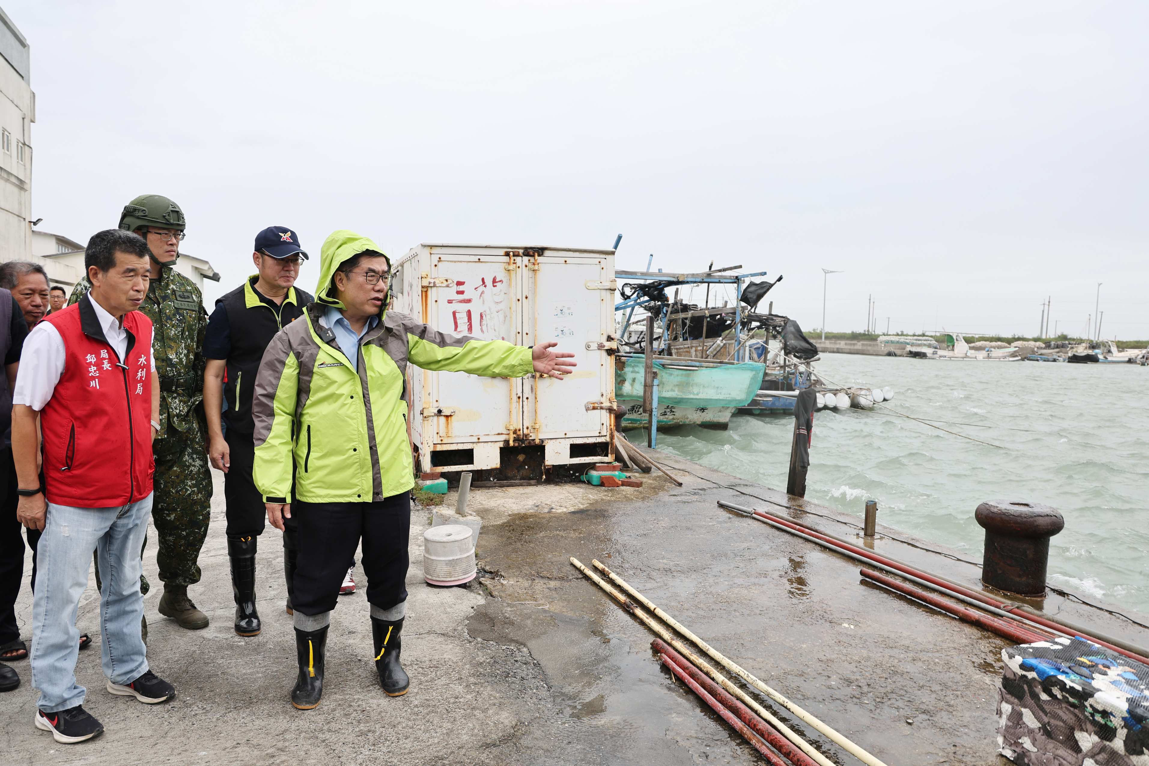 黃偉哲午間視察青鯤鯓、青山漁港整備 指示相關單位嚴防海水倒灌