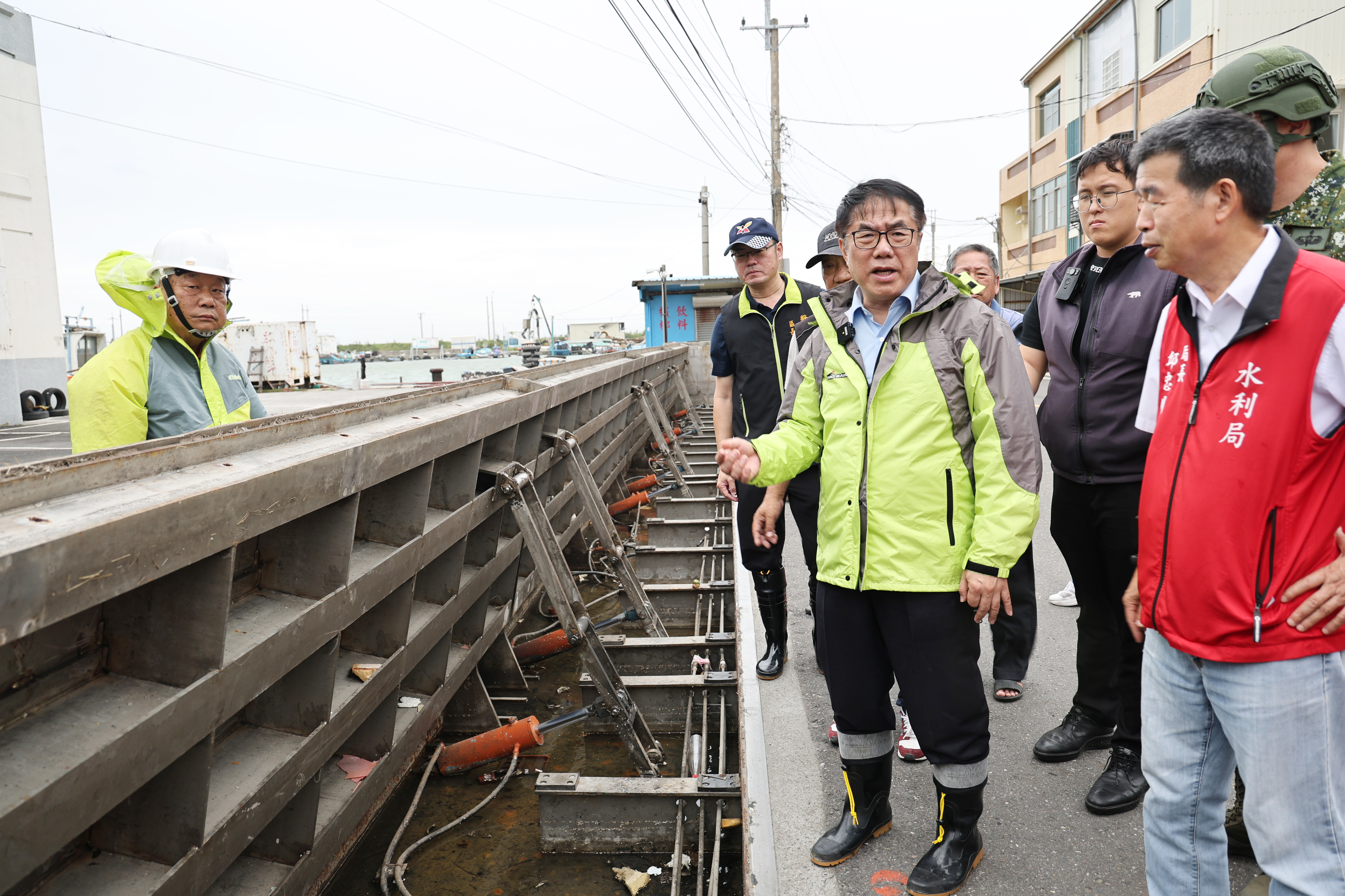 黃偉哲午間視察青鯤鯓、青山漁港整備 指示相關單位嚴防海水倒灌