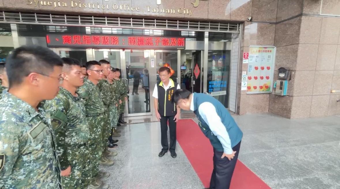黃偉哲視察北門將軍學甲 鞠躬感謝國軍整備應變救災