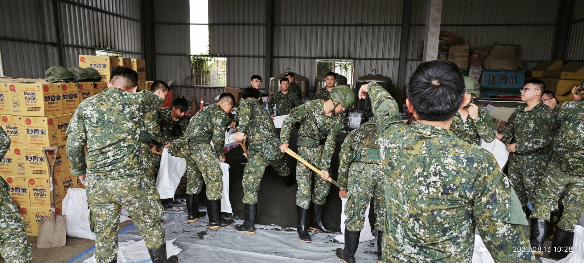 黃偉哲視察北門將軍學甲 鞠躬感謝國軍整備應變救災