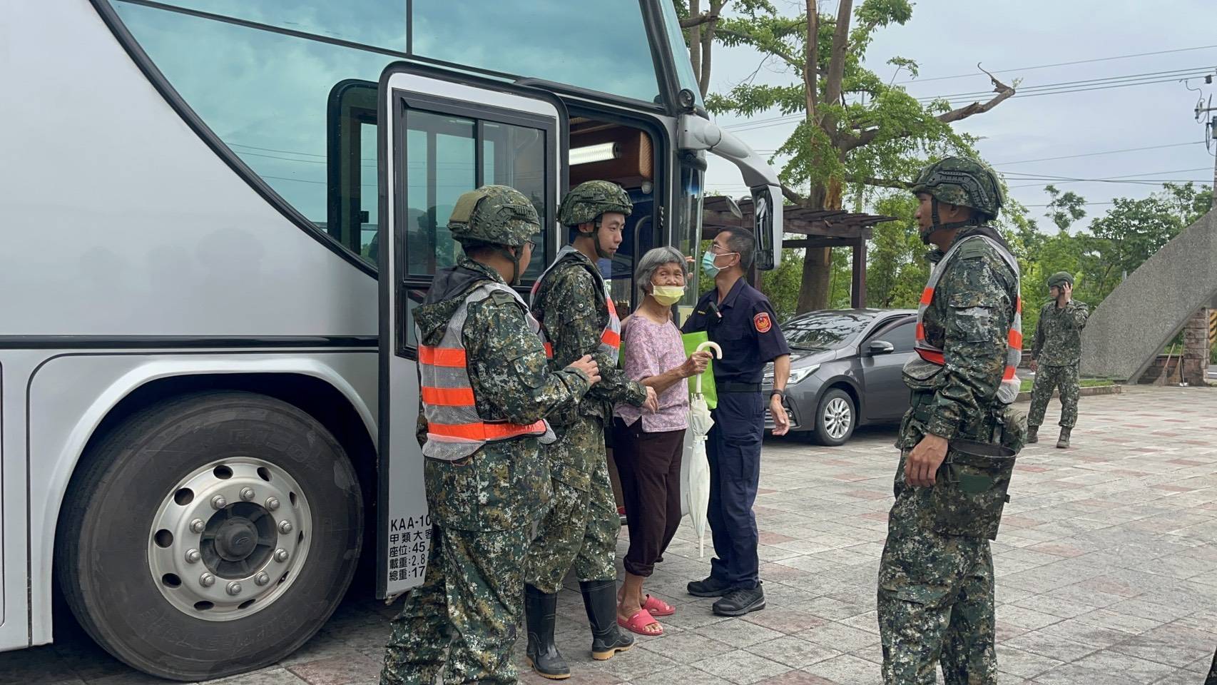 黃偉哲視察北門將軍學甲 鞠躬感謝國軍整備應變救災