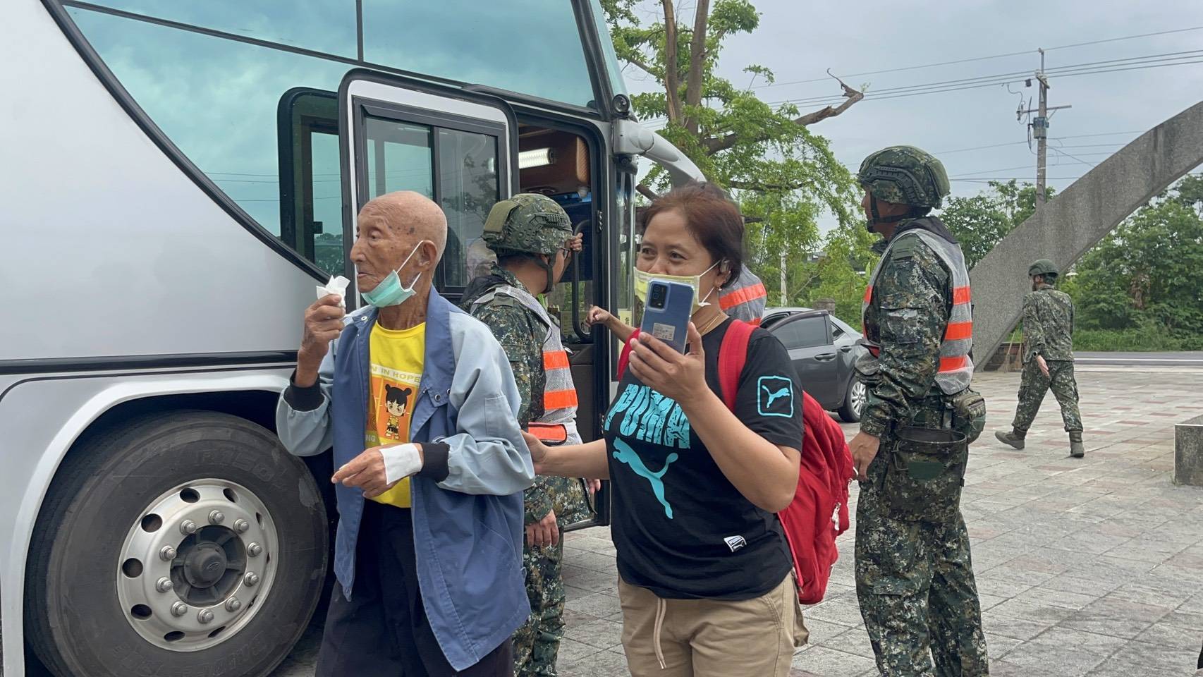 黃偉哲視察北門將軍學甲 鞠躬感謝國軍整備應變救災