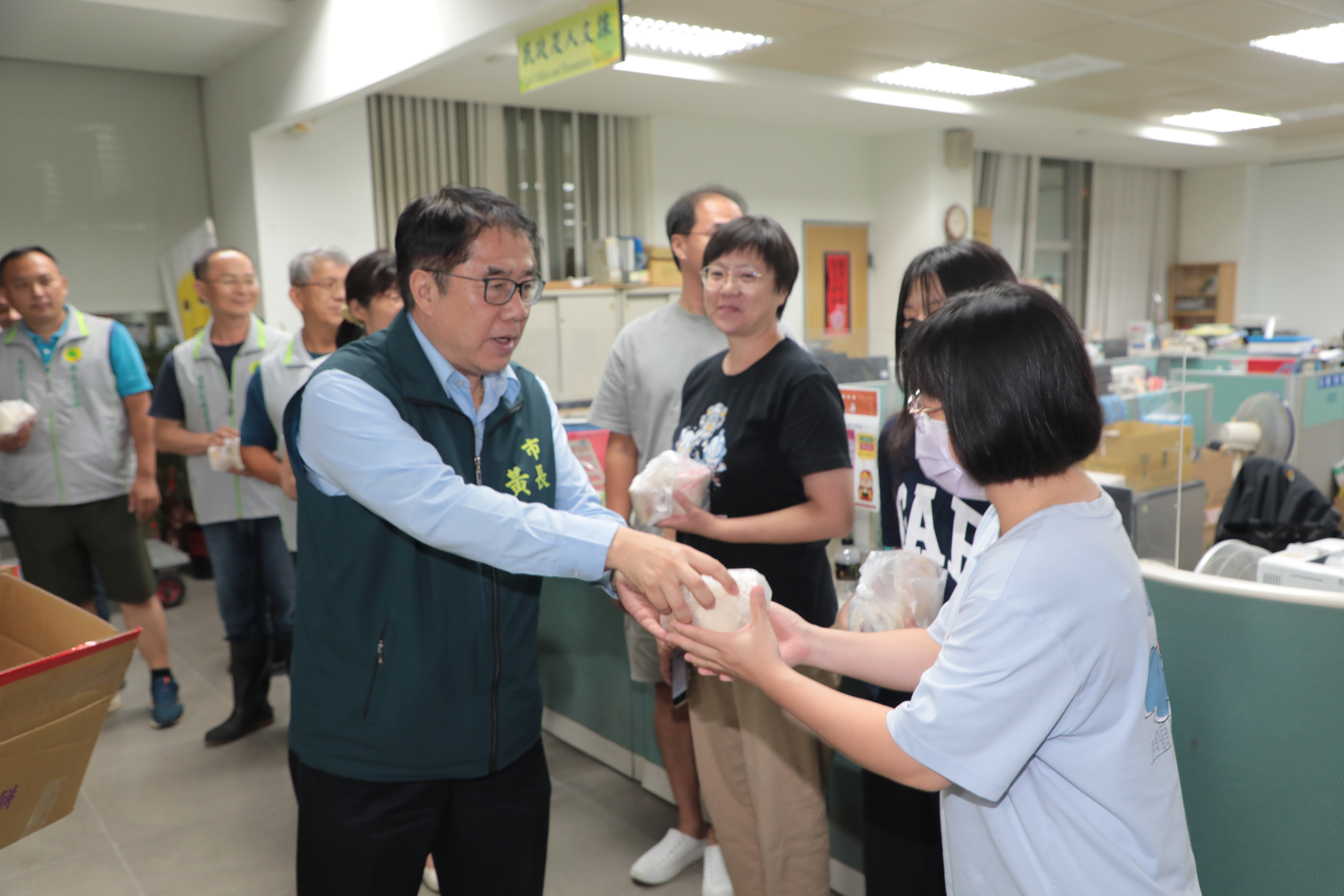 黃偉哲深夜赴麻豆區公所 暖贈宵夜感謝防災人員辛勞