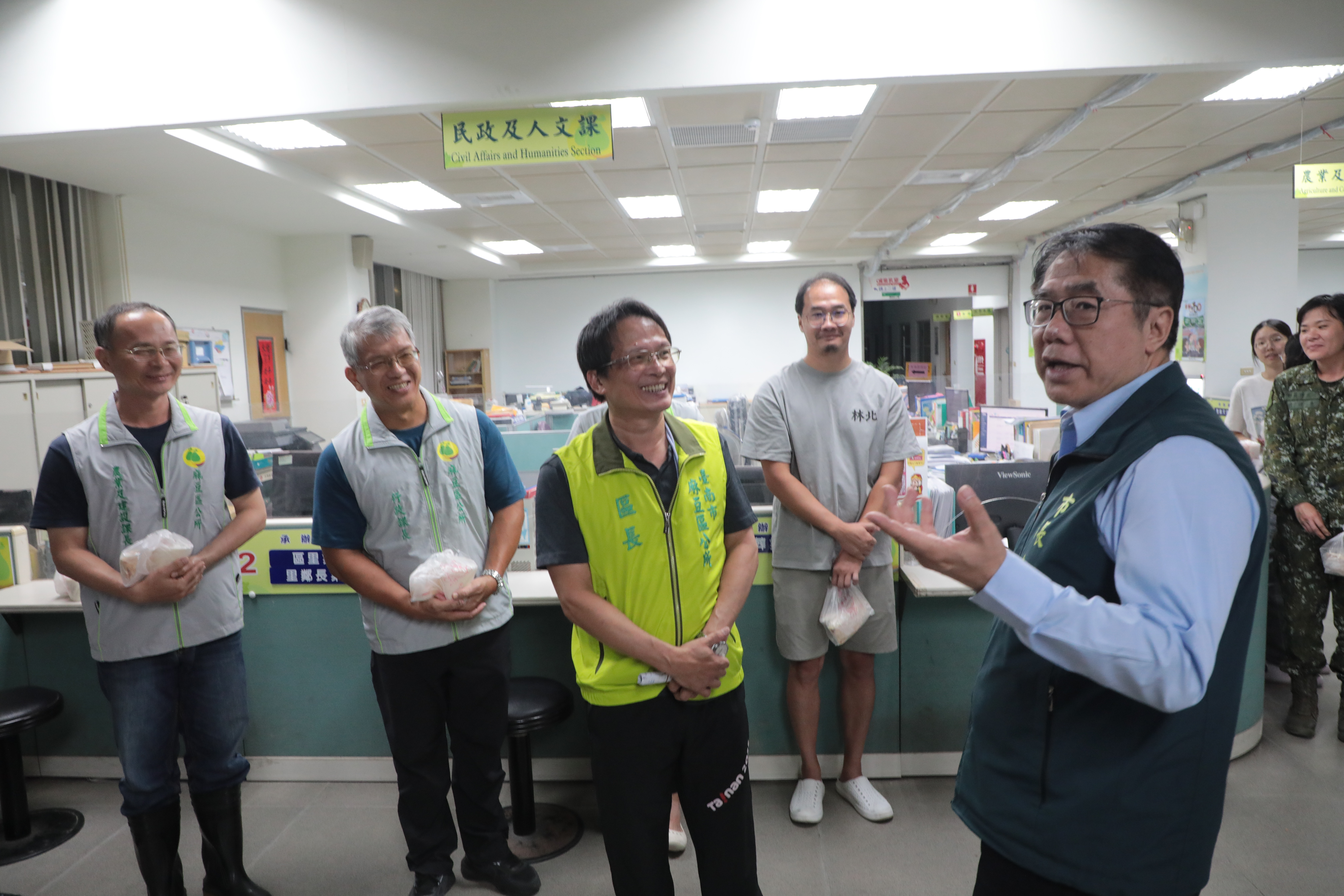 黃偉哲深夜赴麻豆區公所 暖贈宵夜感謝防災人員辛勞
