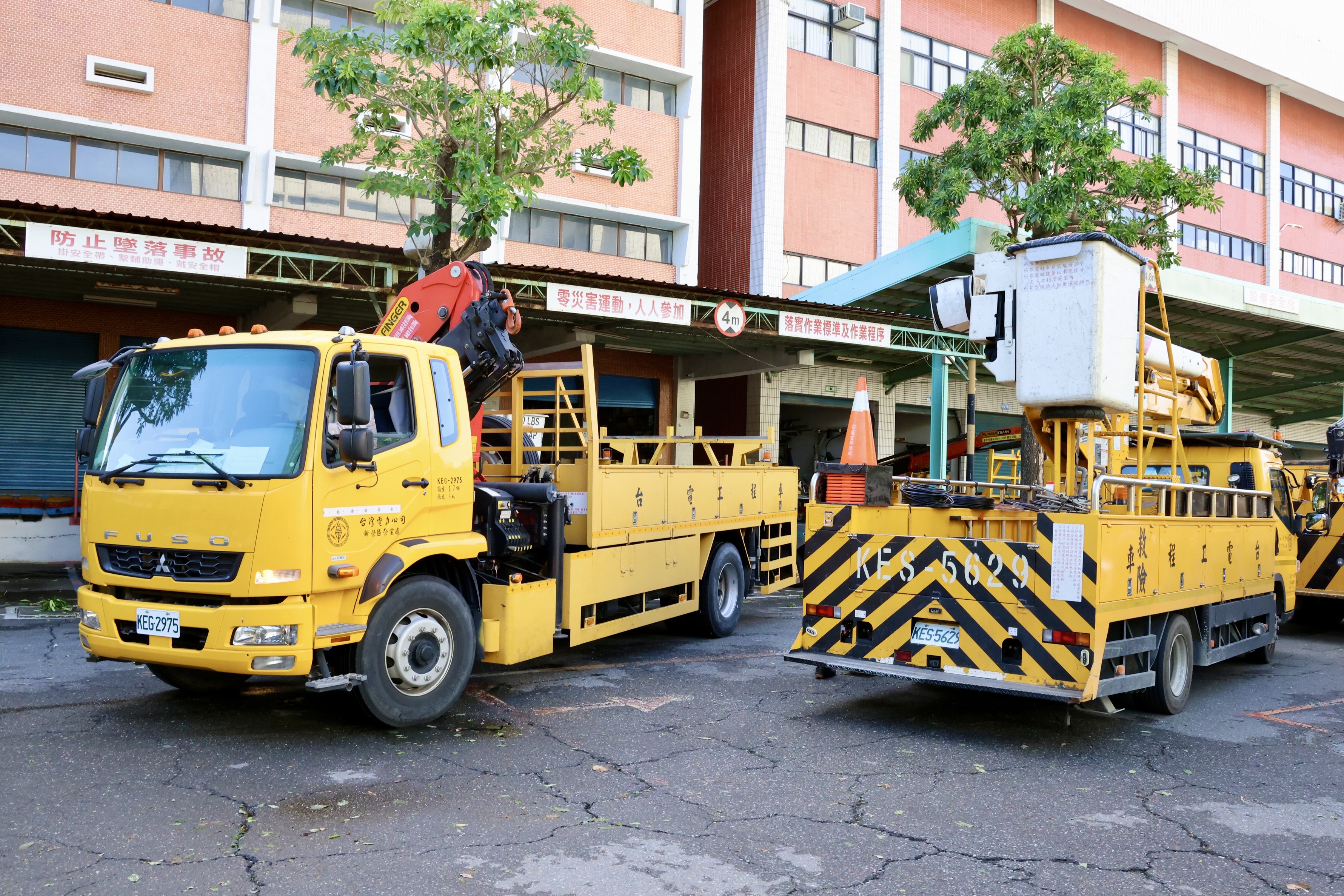 楊柳颱風襲台致溪北地區停電　黃偉哲赴台電新營區處關心搶修進度