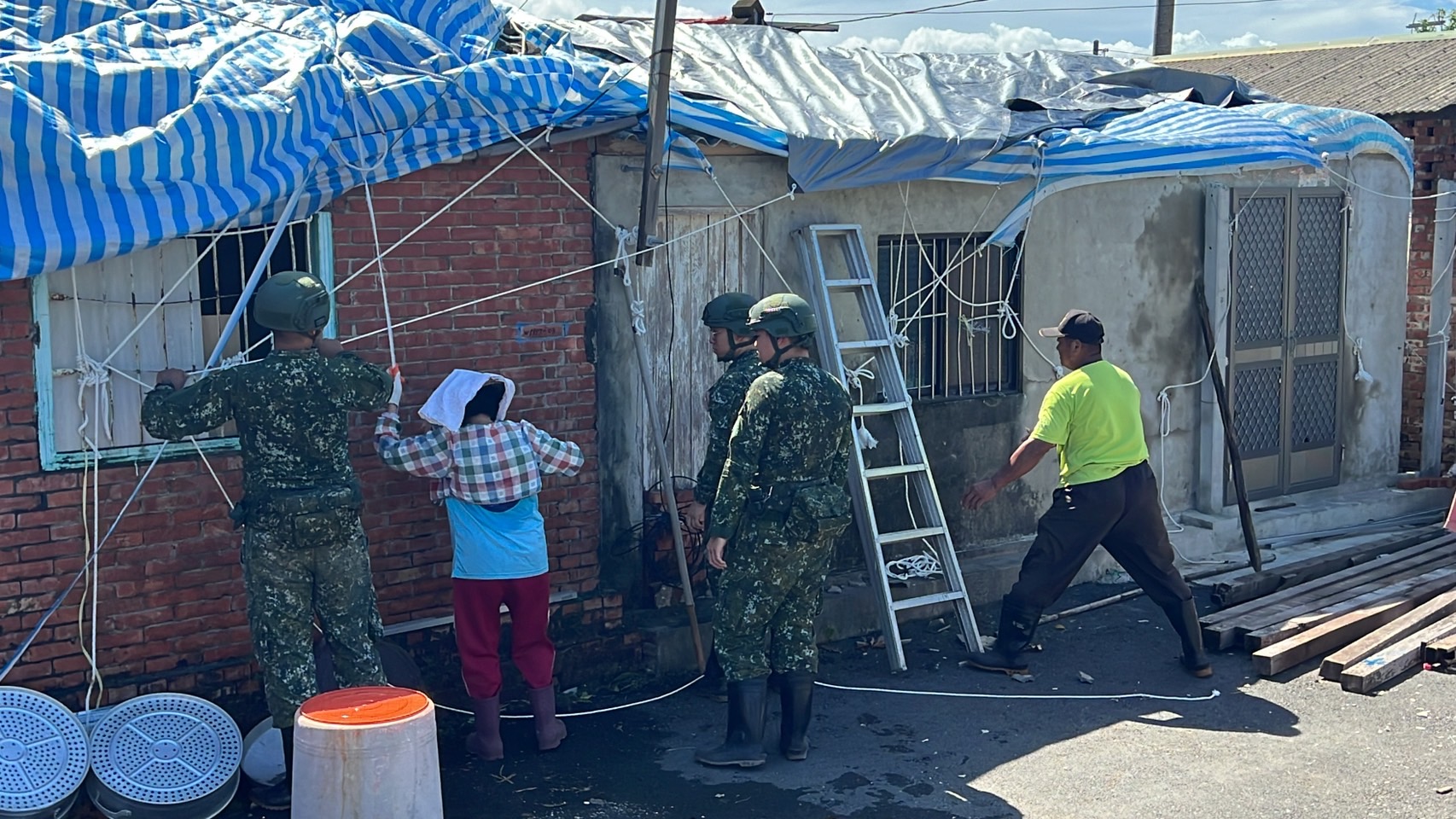 楊柳過境 黃偉哲感謝國軍出動450員兵力協助防災、災後復原