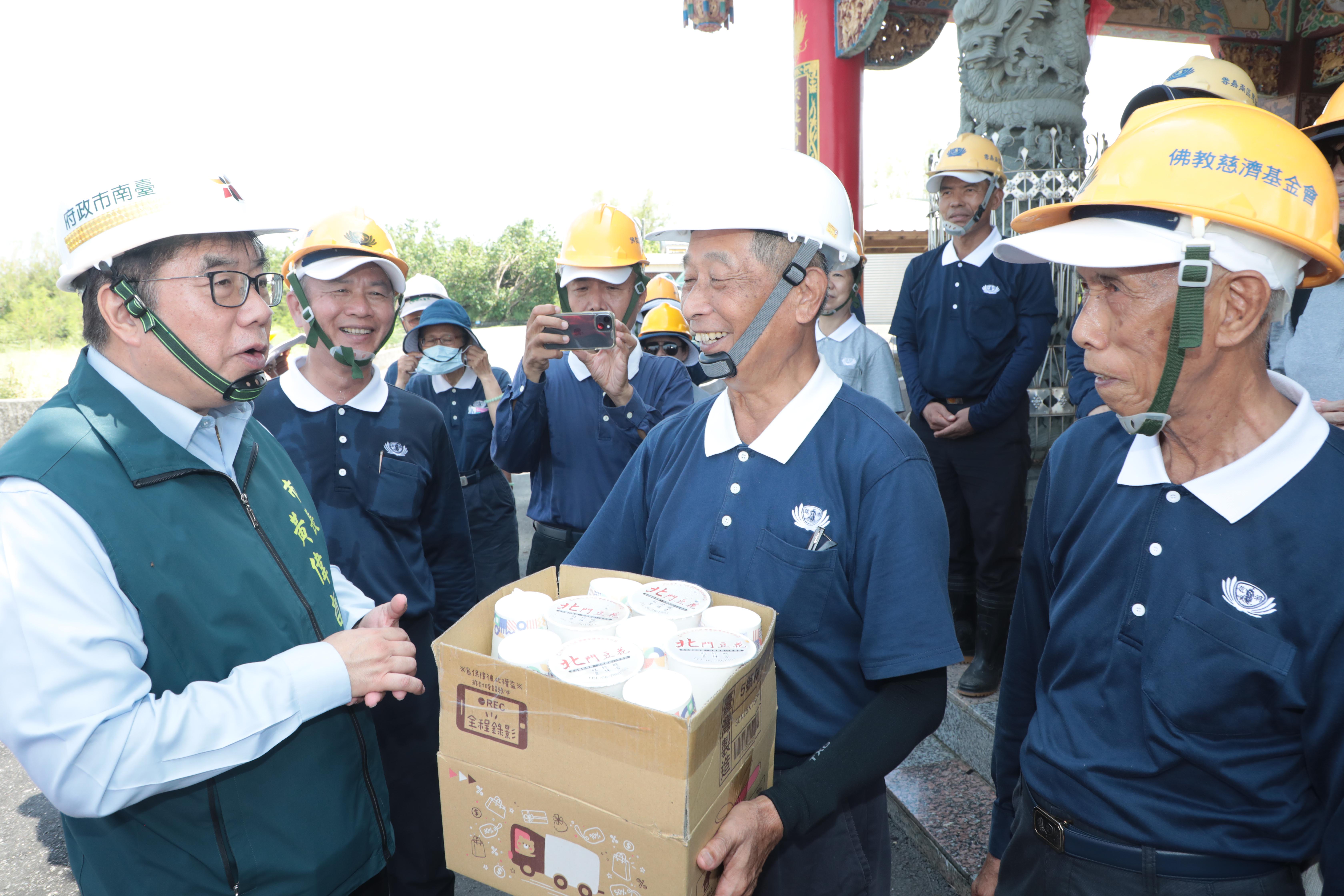 黃偉哲送豆花感謝慈濟志工  為北門渡仔頭弱勢戶修繕房屋