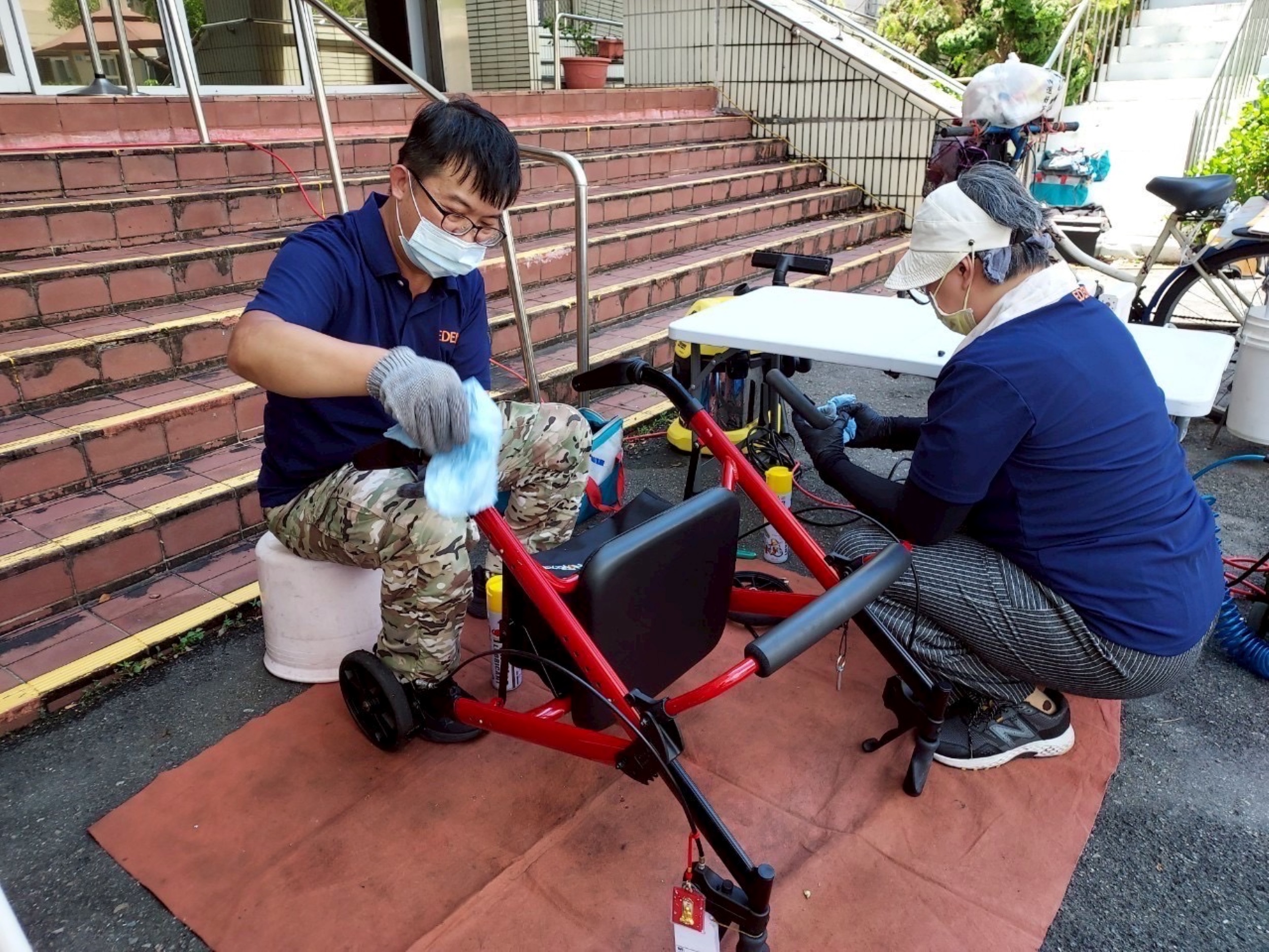 黃偉哲推廣輔具暖心維修守護行動安全   南市災後首場輔具清消高齡長者直呼「好用極了！」