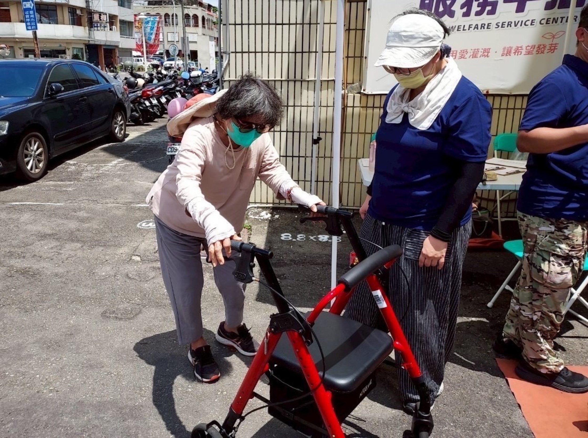 黃偉哲推廣輔具暖心維修守護行動安全   南市災後首場輔具清消高齡長者直呼「好用極了！」