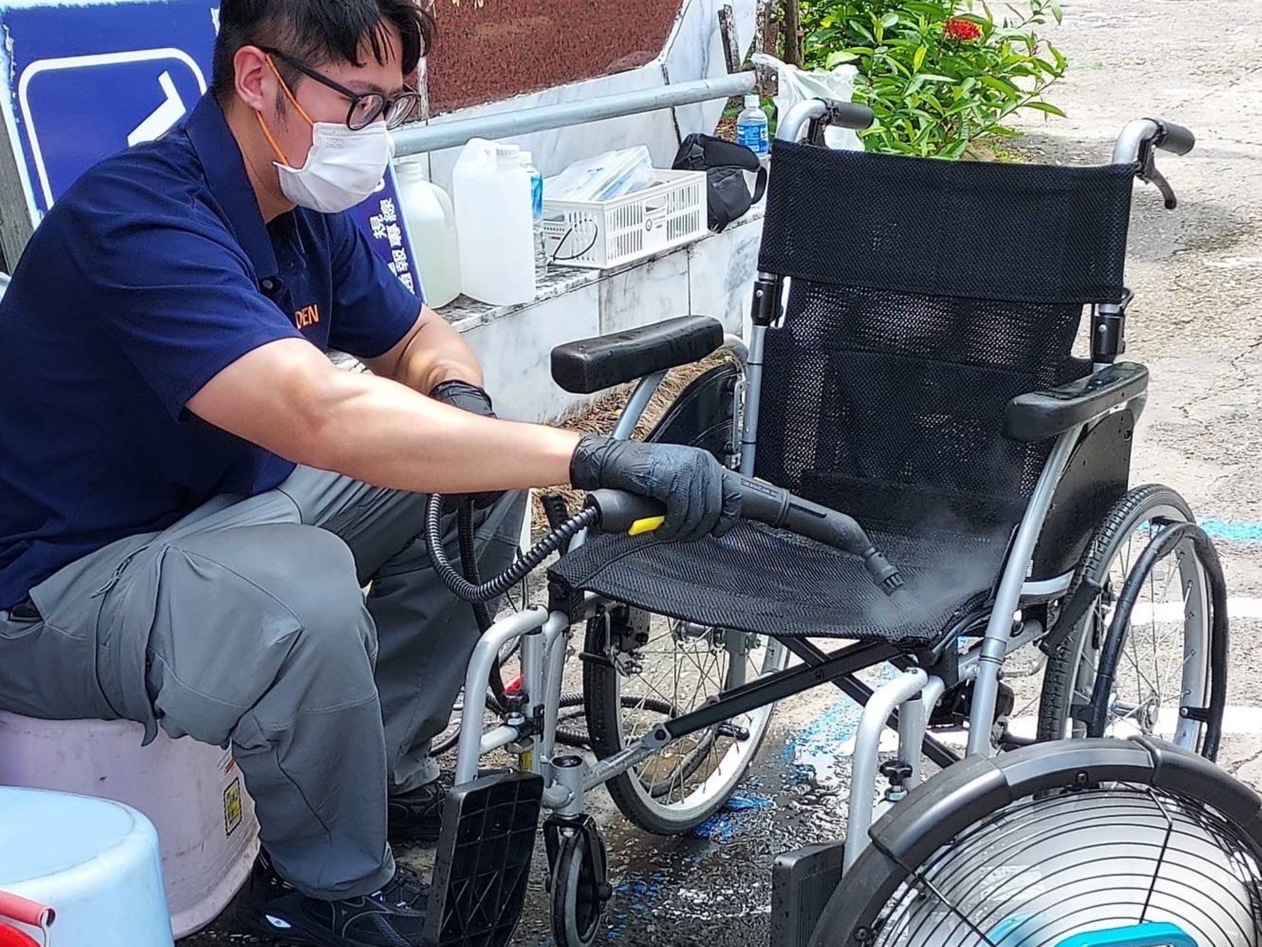 黃偉哲推廣輔具暖心維修守護行動安全   南市災後首場輔具清消高齡長者直呼「好用極了！」