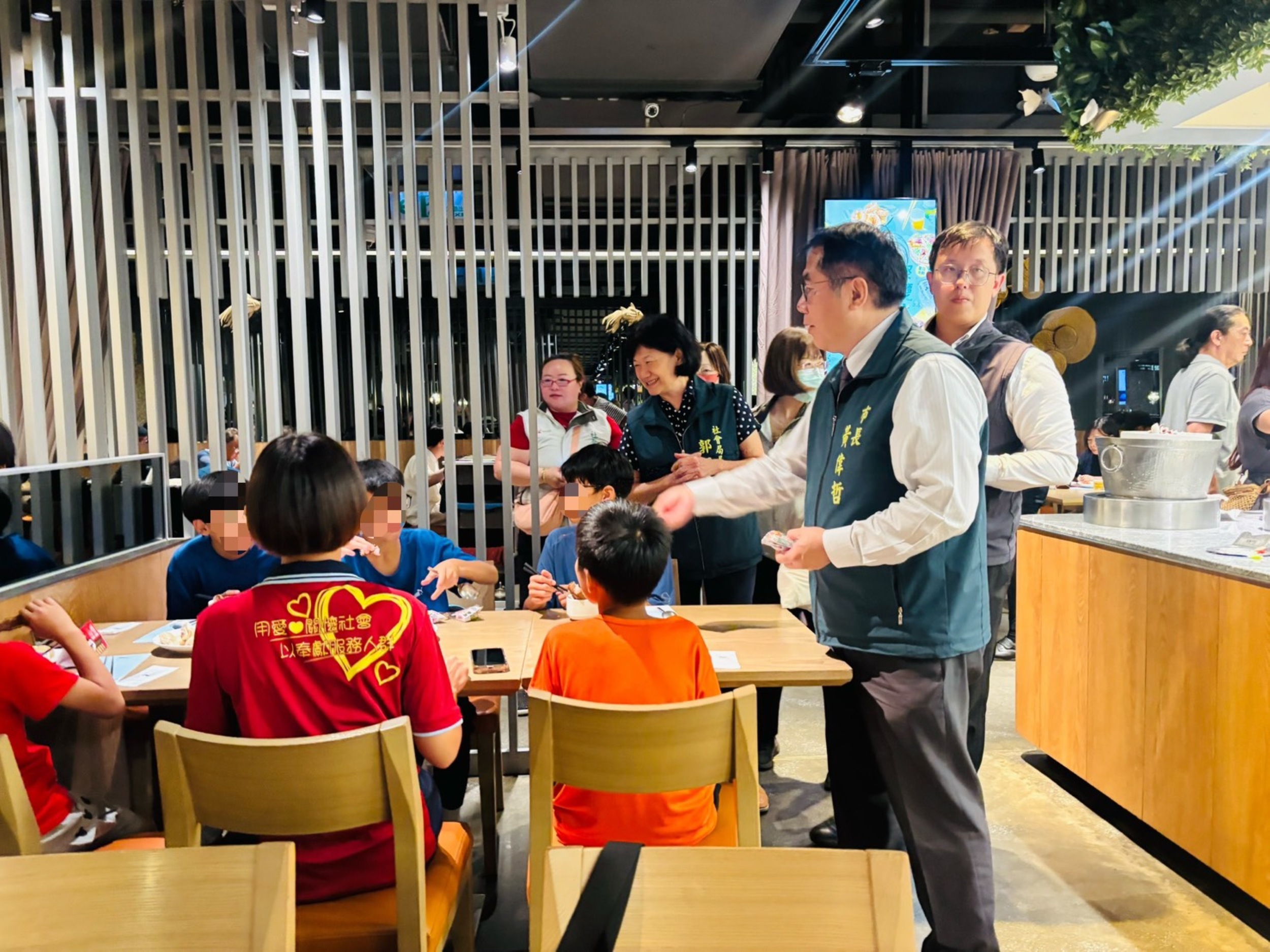 南巿社會局攜手饗賓集團公益餐會 黃偉哲:感謝與弱勢家庭齊聚享幸福