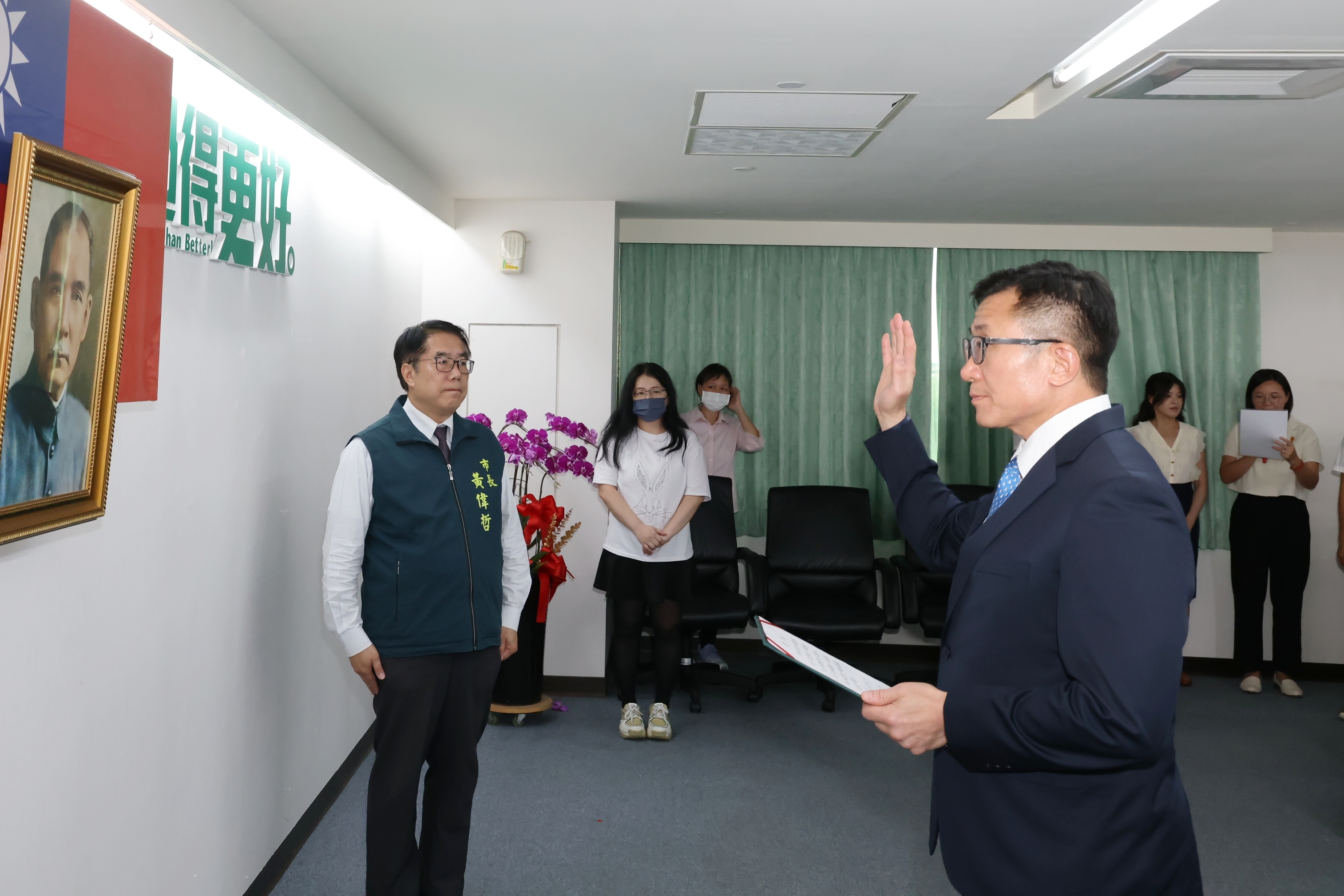 研考會新任主委王效文宣誓就職　黃偉哲期勉發揮專業助力市政