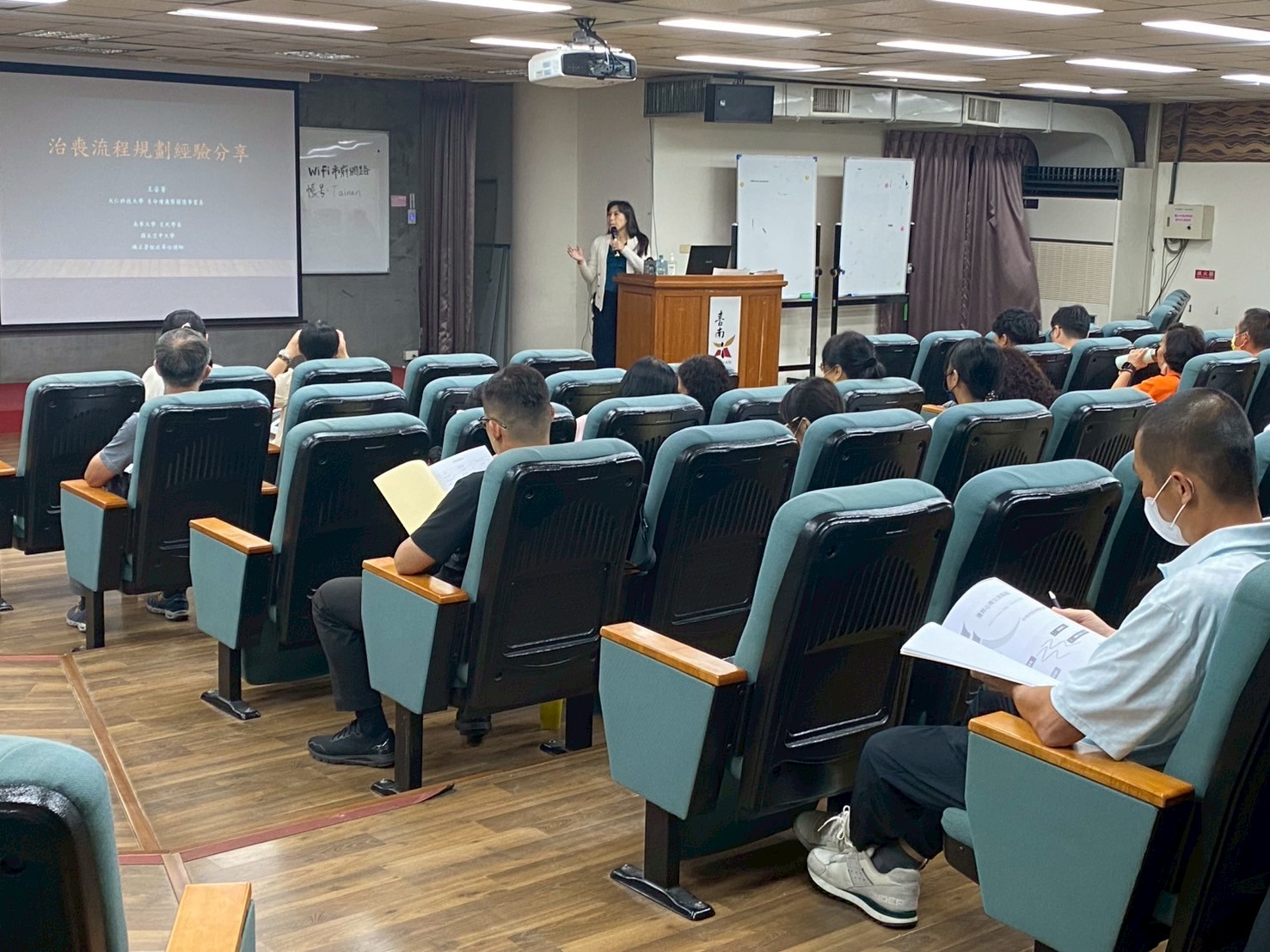 提升殯葬優質文化，民政局邀請專家學者授課，精進殯葬業務推動