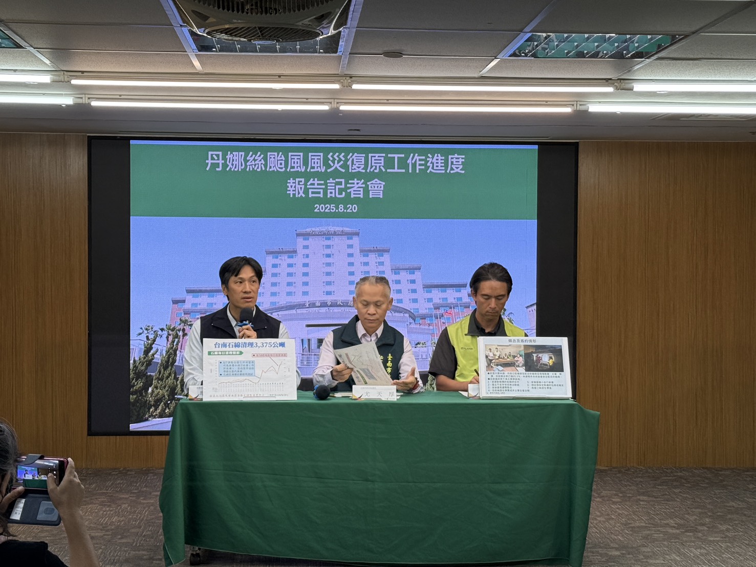 台南市丹娜絲災後修繕媒合逾九成五、廢棄石綿瓦清運破三千噸約等於兩年總量