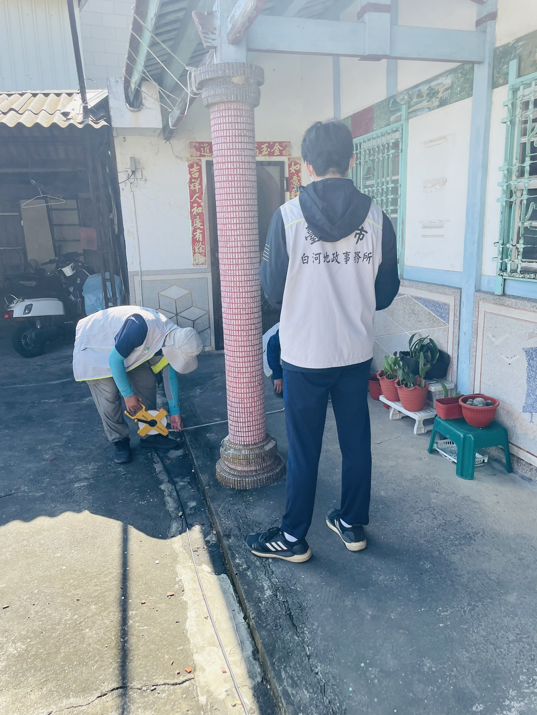 加速核發丹娜絲颱風災損慰助金，地政局支援七股、新營區公所實地勘測住屋毀損面積