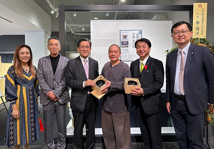 「臺南奇人帶路」系列報導25  黃怡文成立鼎甲窯，鑽研經典釉色，獨創茶席專題，作品出窯萬彩 