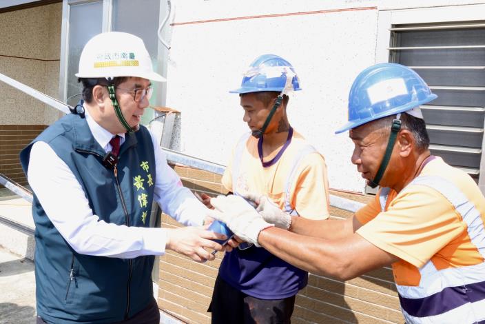 風雨後見彩虹 黃偉哲視察民宅屋頂維修進度 陪伴北門走災後復建路