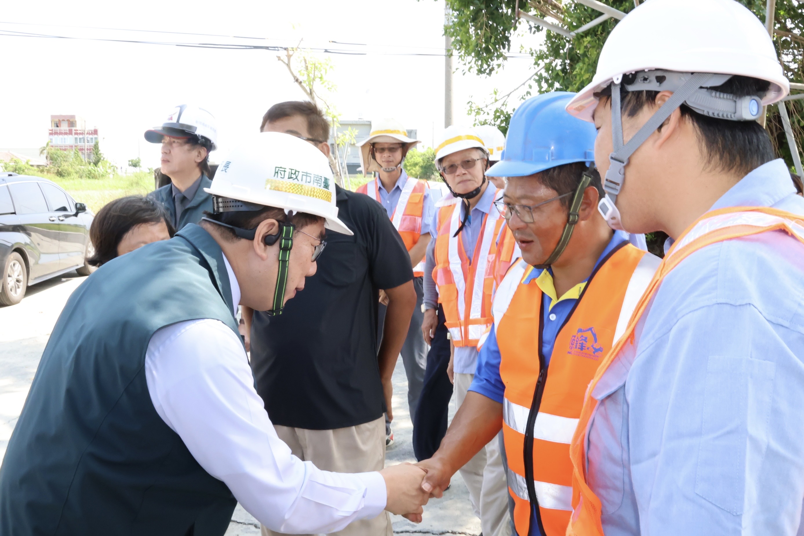 風雨後見彩虹 黃偉哲視察民宅屋頂維修進度 陪伴北門走災後復建路