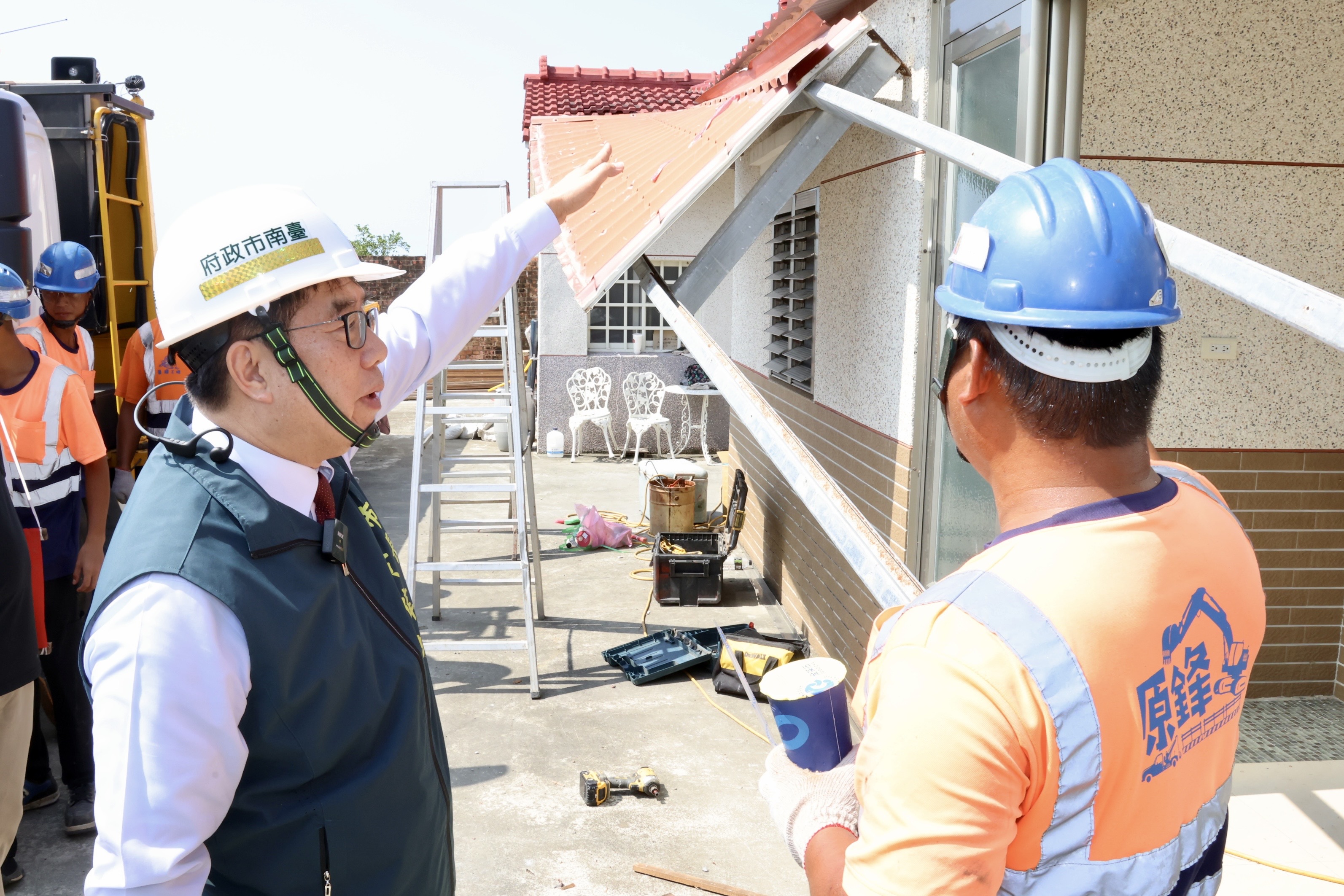 風雨後見彩虹 黃偉哲視察民宅屋頂維修進度 陪伴北門走災後復建路