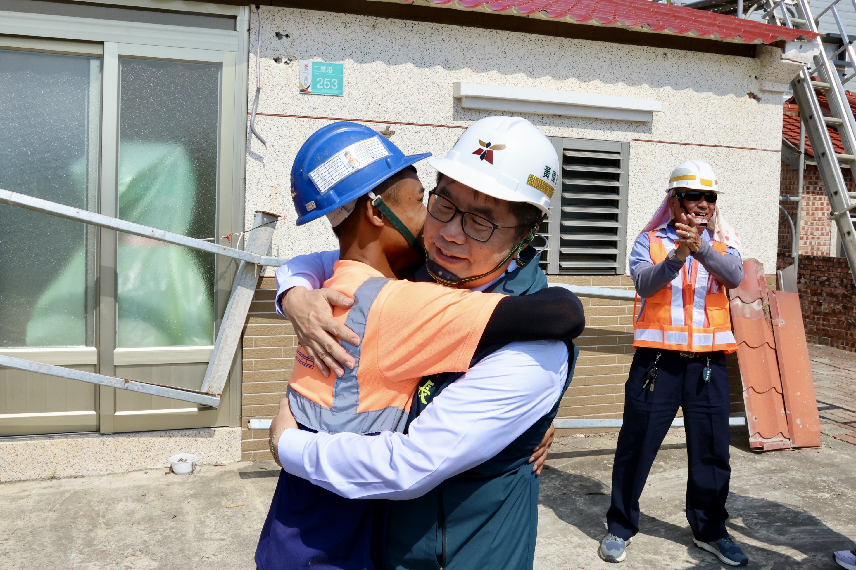 風雨後見彩虹 黃偉哲視察民宅屋頂維修進度 陪伴北門走災後復建路