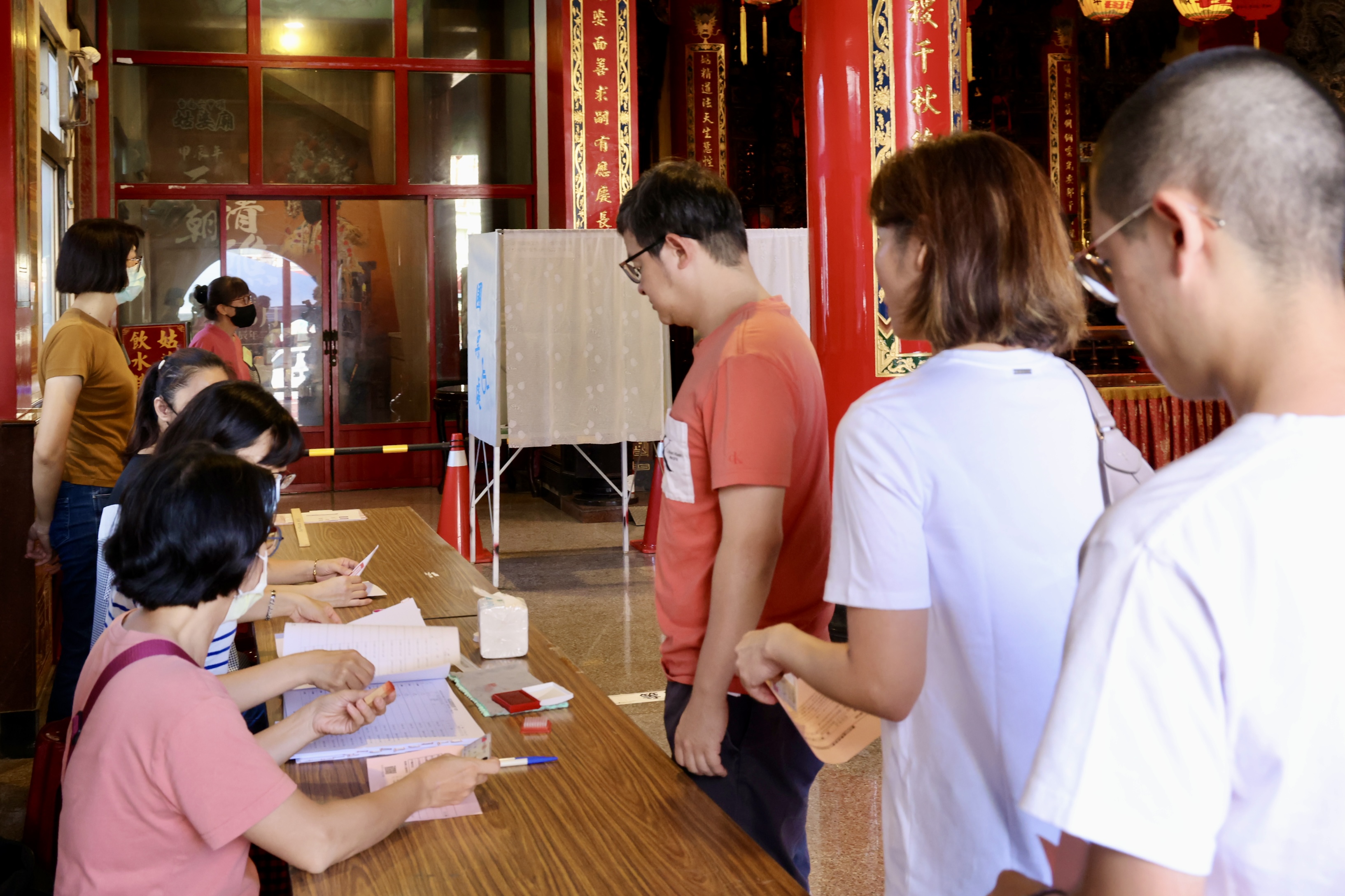 823公投登場 黃偉哲一早投票籲民眾踴躍行使公民權