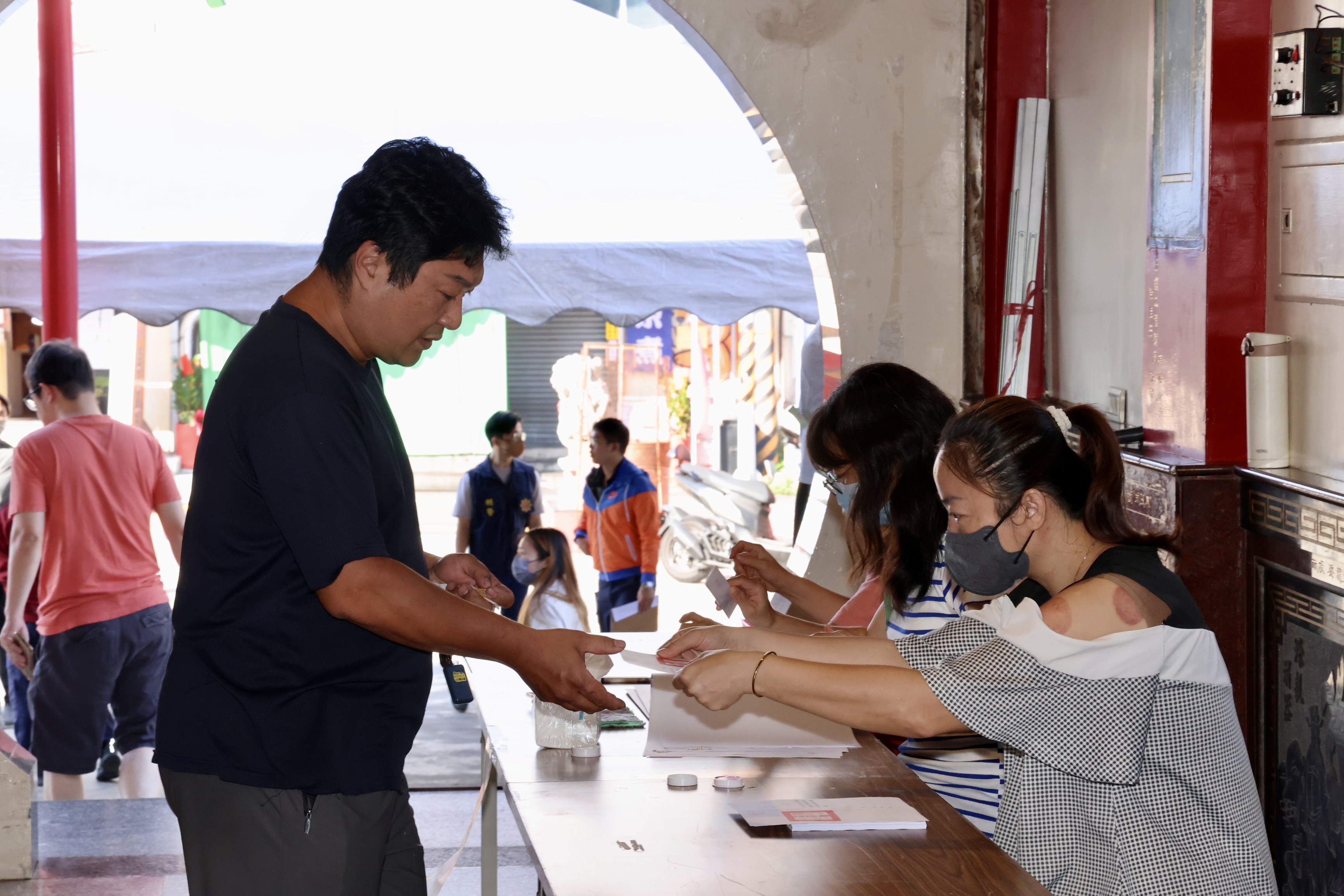 823公投登場 黃偉哲一早投票籲民眾踴躍行使公民權