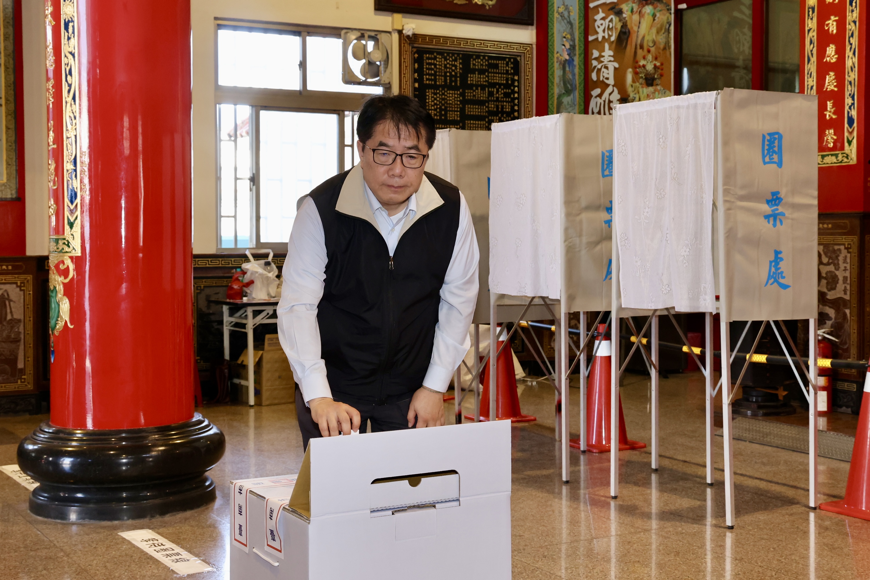823公投登場 黃偉哲一早投票籲民眾踴躍行使公民權 