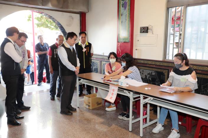 823全國性公投 南市選委會主委葉澤山陪同總統賴清德及市長黃偉哲投下神聖一票