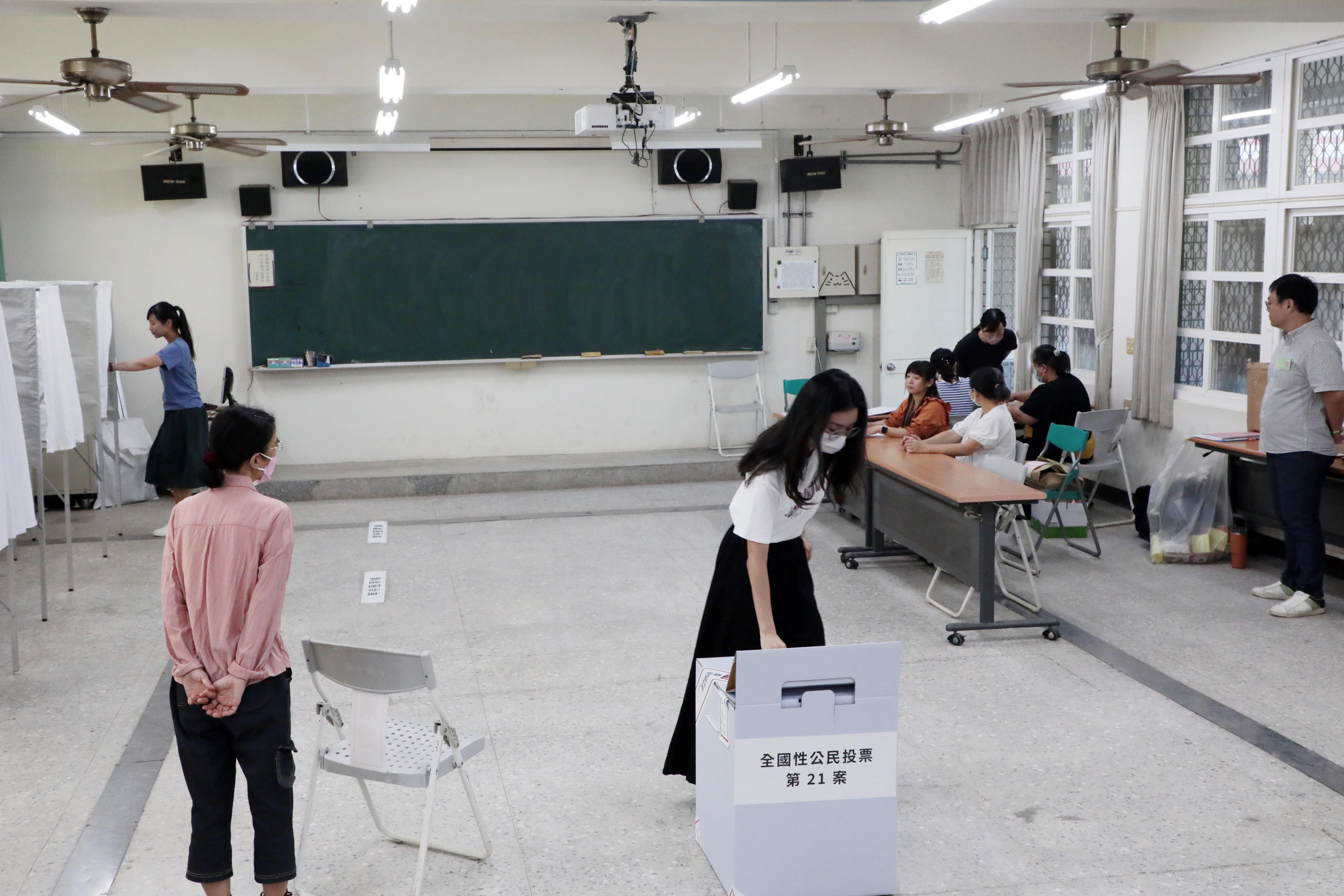 823全國性公投 南市選委會主委葉澤山陪同總統賴清德及市長黃偉哲投下神聖一票