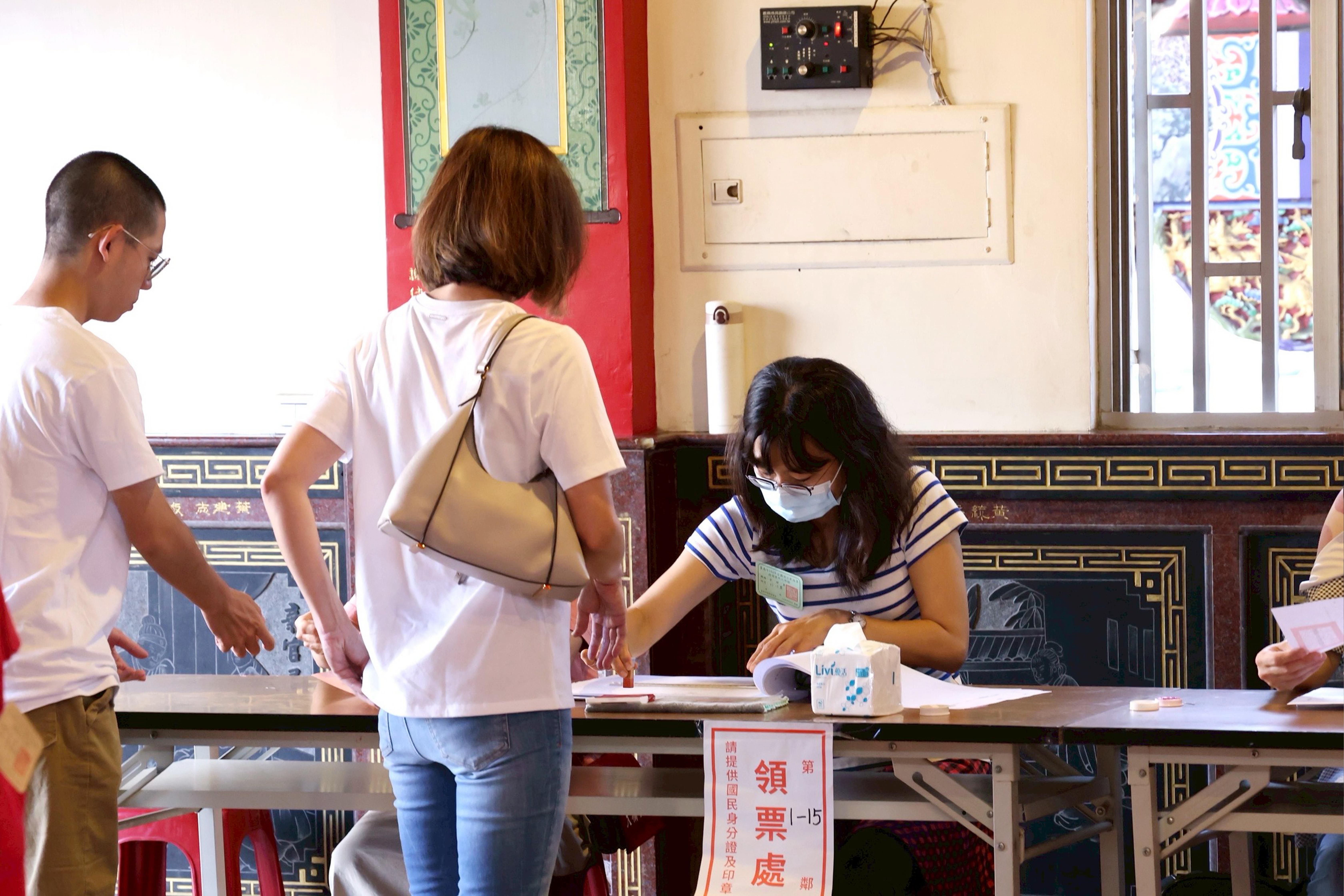 823全國性公投 南市選委會主委葉澤山陪同總統賴清德及市長黃偉哲投下神聖一票