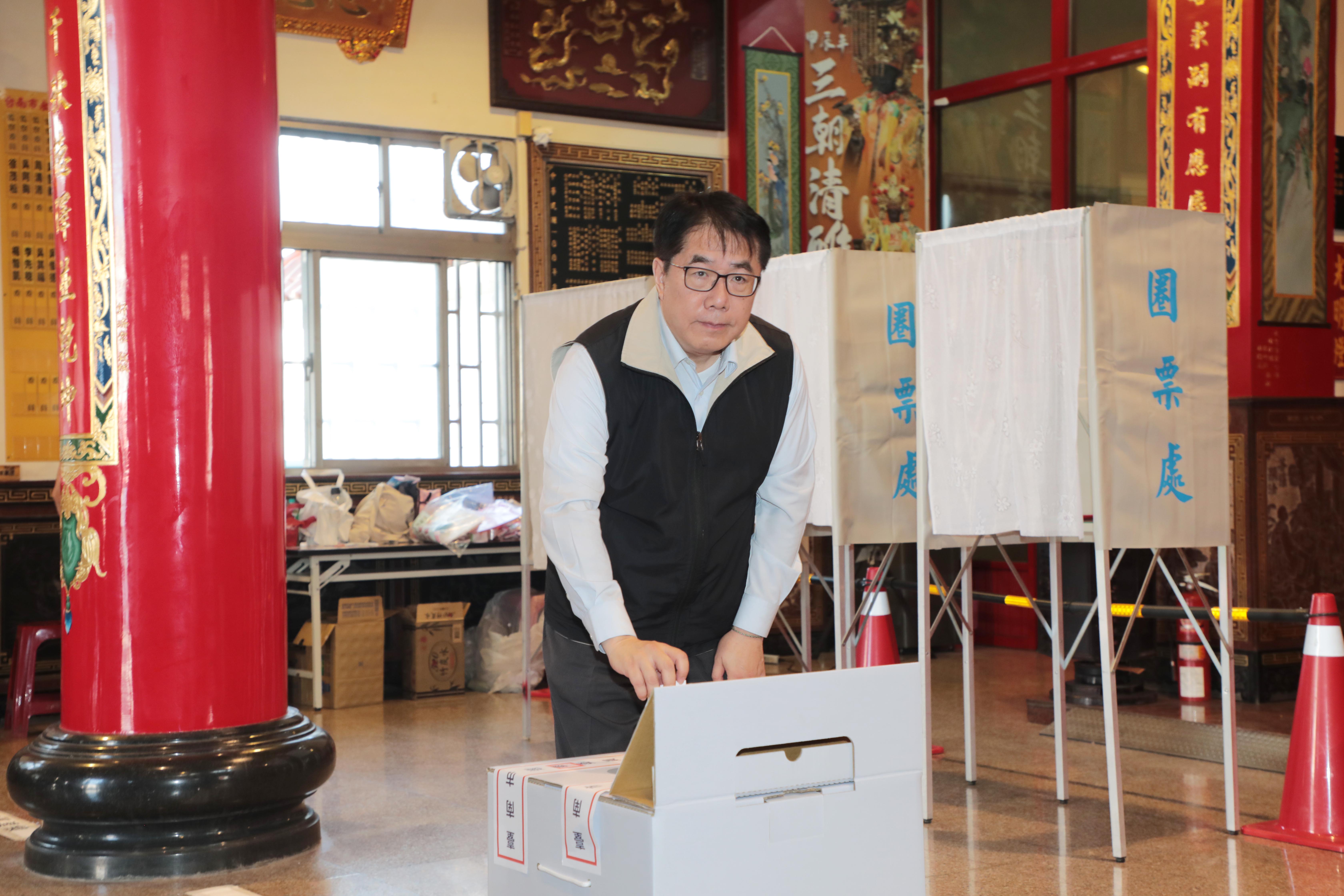 823全國性公投 南市選委會主委葉澤山陪同總統賴清德及市長黃偉哲投下神聖一票