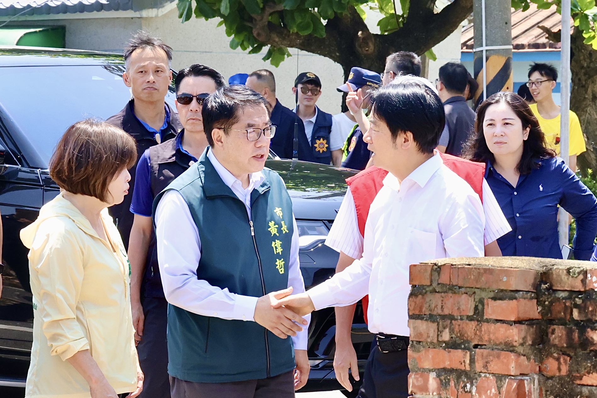 黃偉哲偕同賴清德總統視察將軍災後修繕  感謝民間善舉助災民重建家園