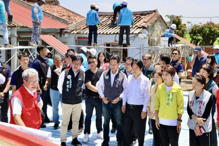 黃偉哲偕同賴清德總統視察將軍災後修繕 感謝民間善舉助災民重建家園