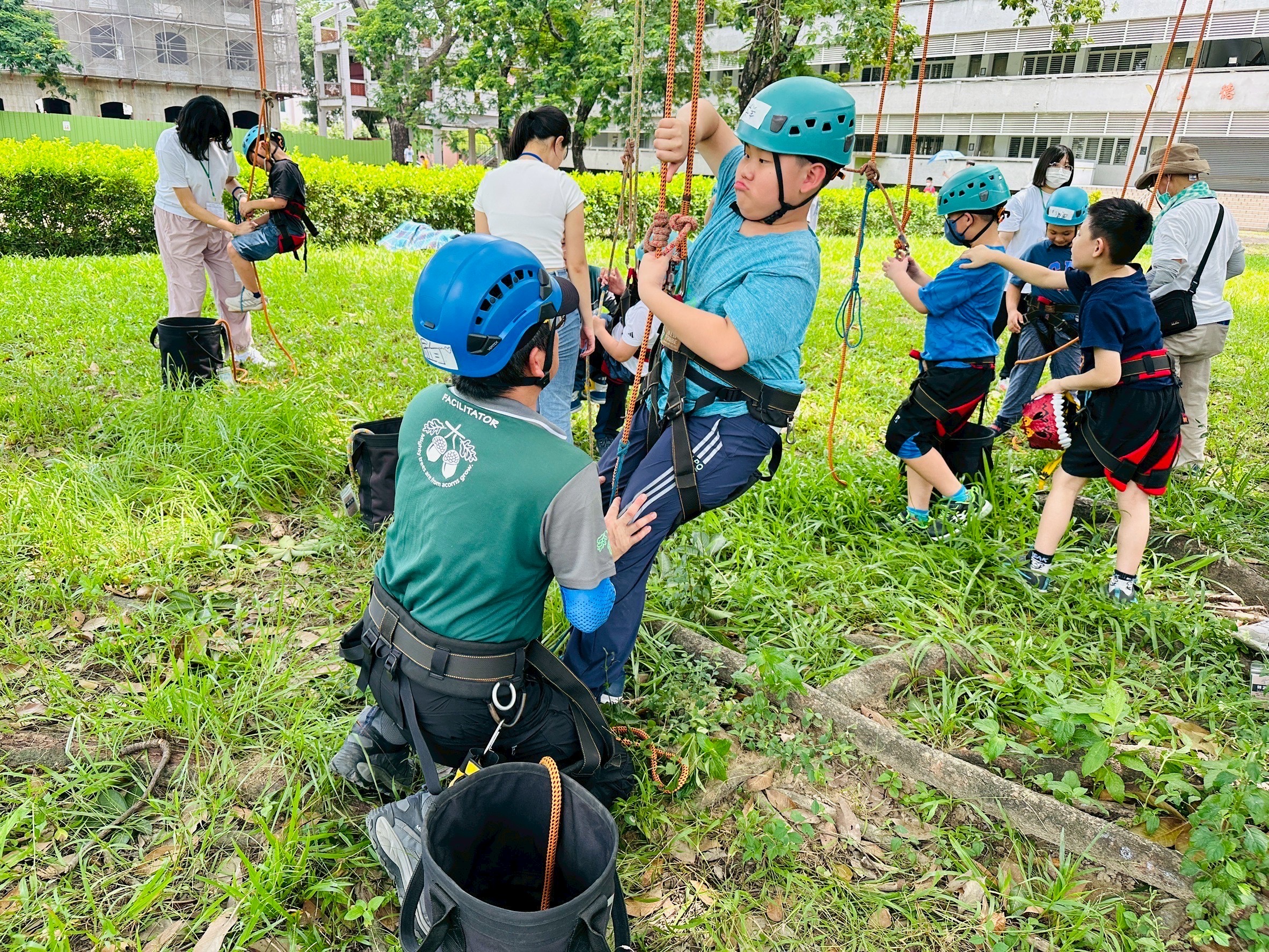 學童勇攀高樹挑戰自我　黃偉哲推動暑期營隊創造美好回憶