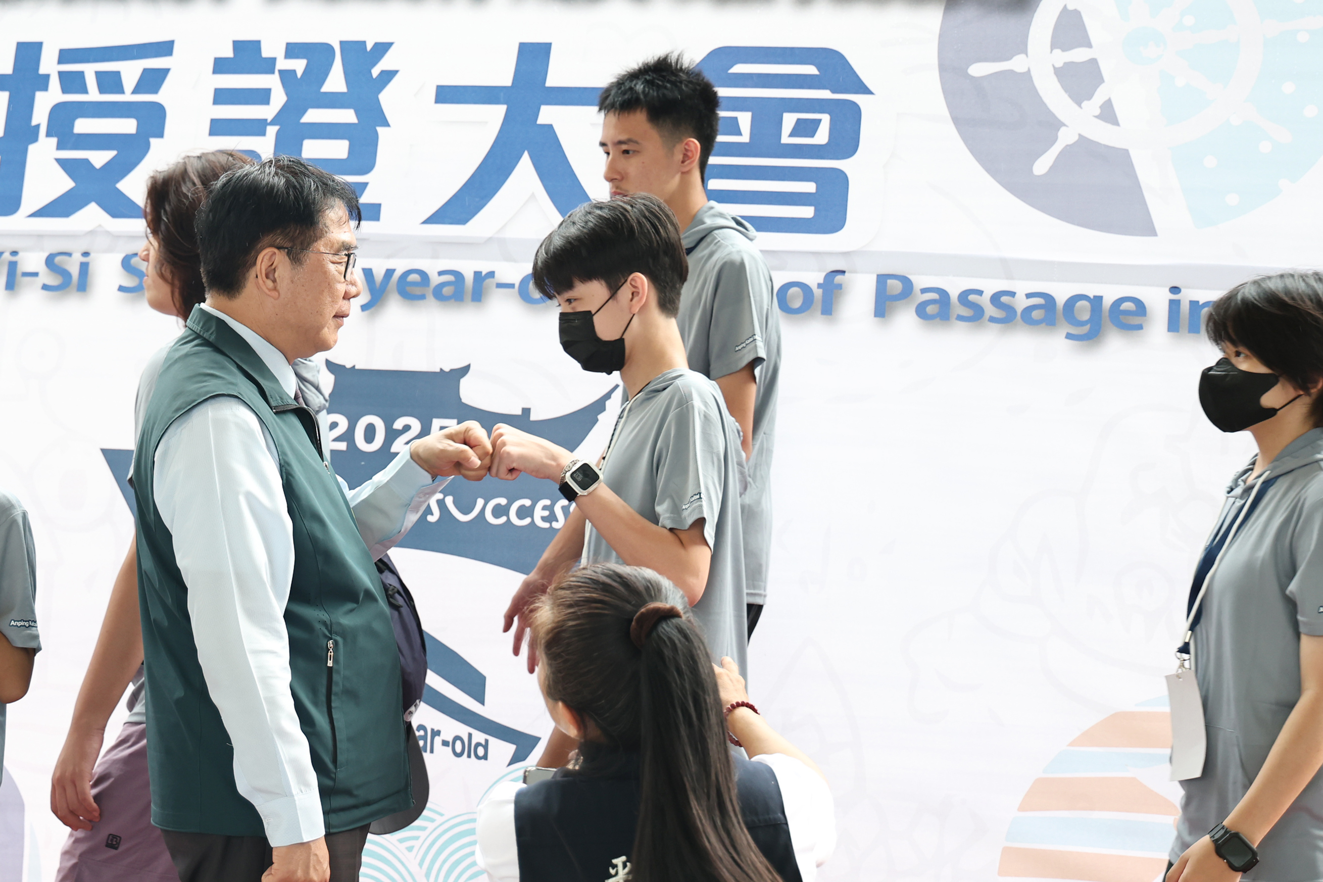 黃偉哲為台南做16歲成年禮授證   盼讓台南文化「愈在地，愈國際」