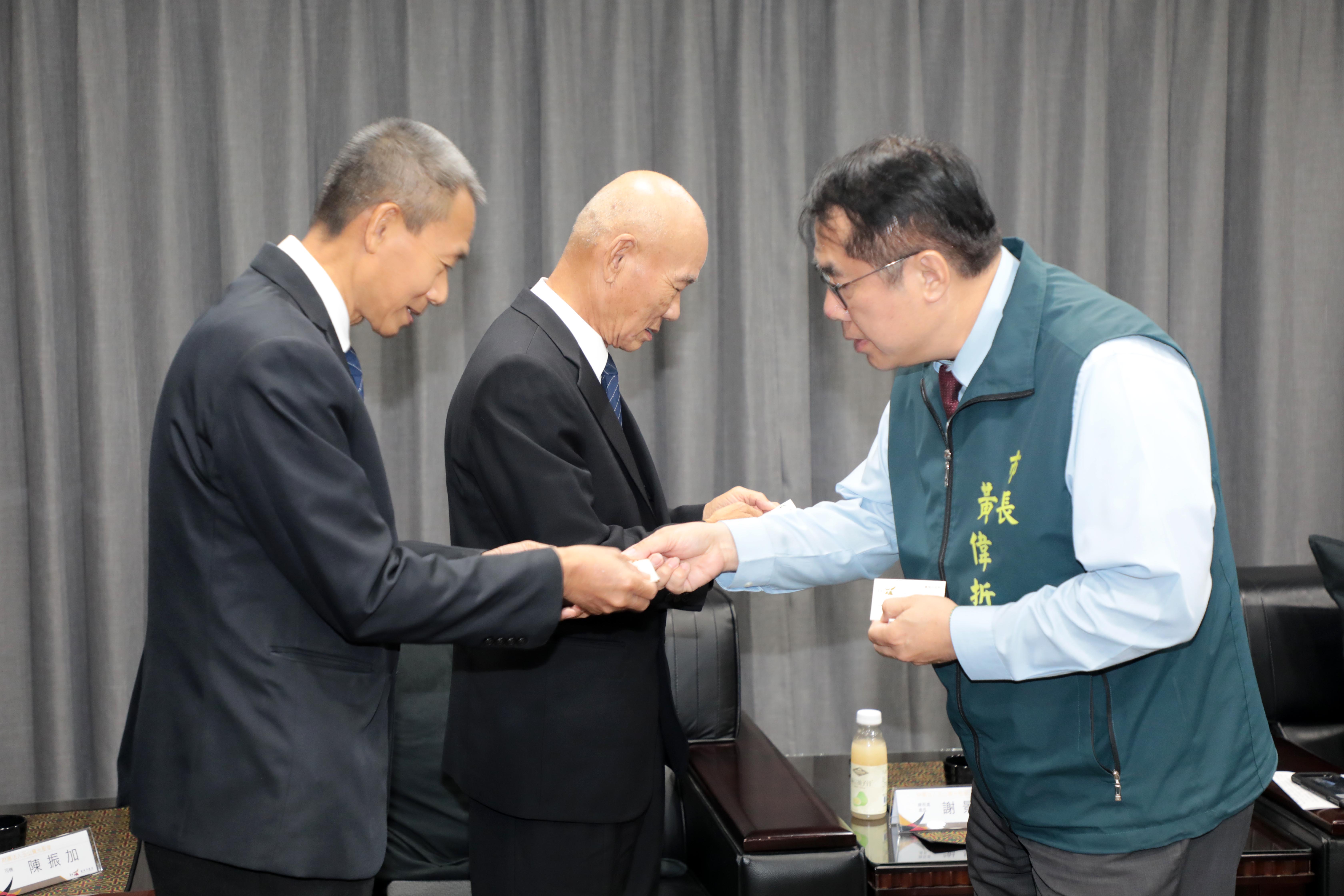 黃偉哲感謝玉山寶光聖堂捐贈200萬善款　協助風災災民重建家園