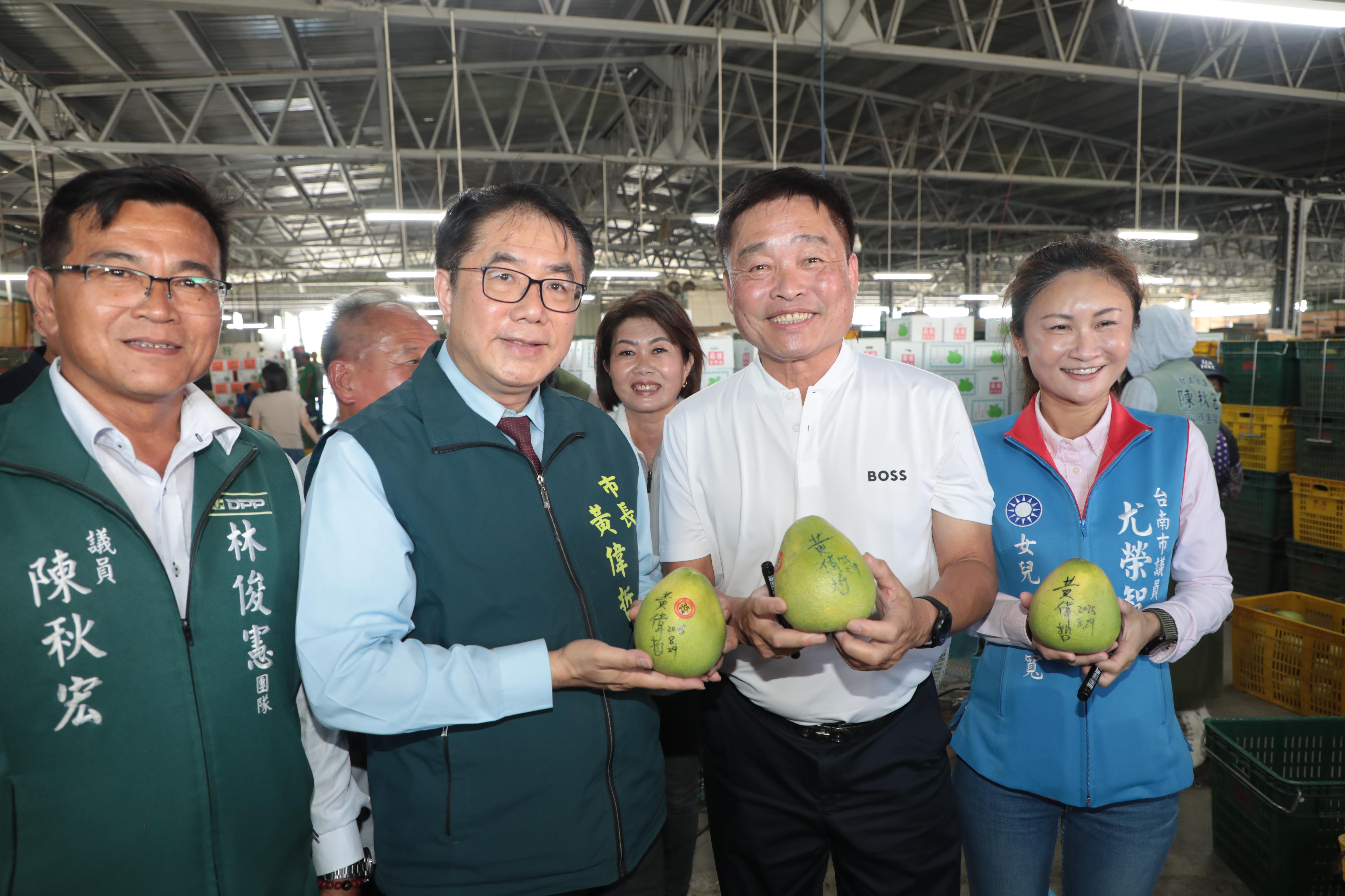 台南麻豆文旦18公噸外銷加拿大 黃偉哲:堅持品質 打開國際市場