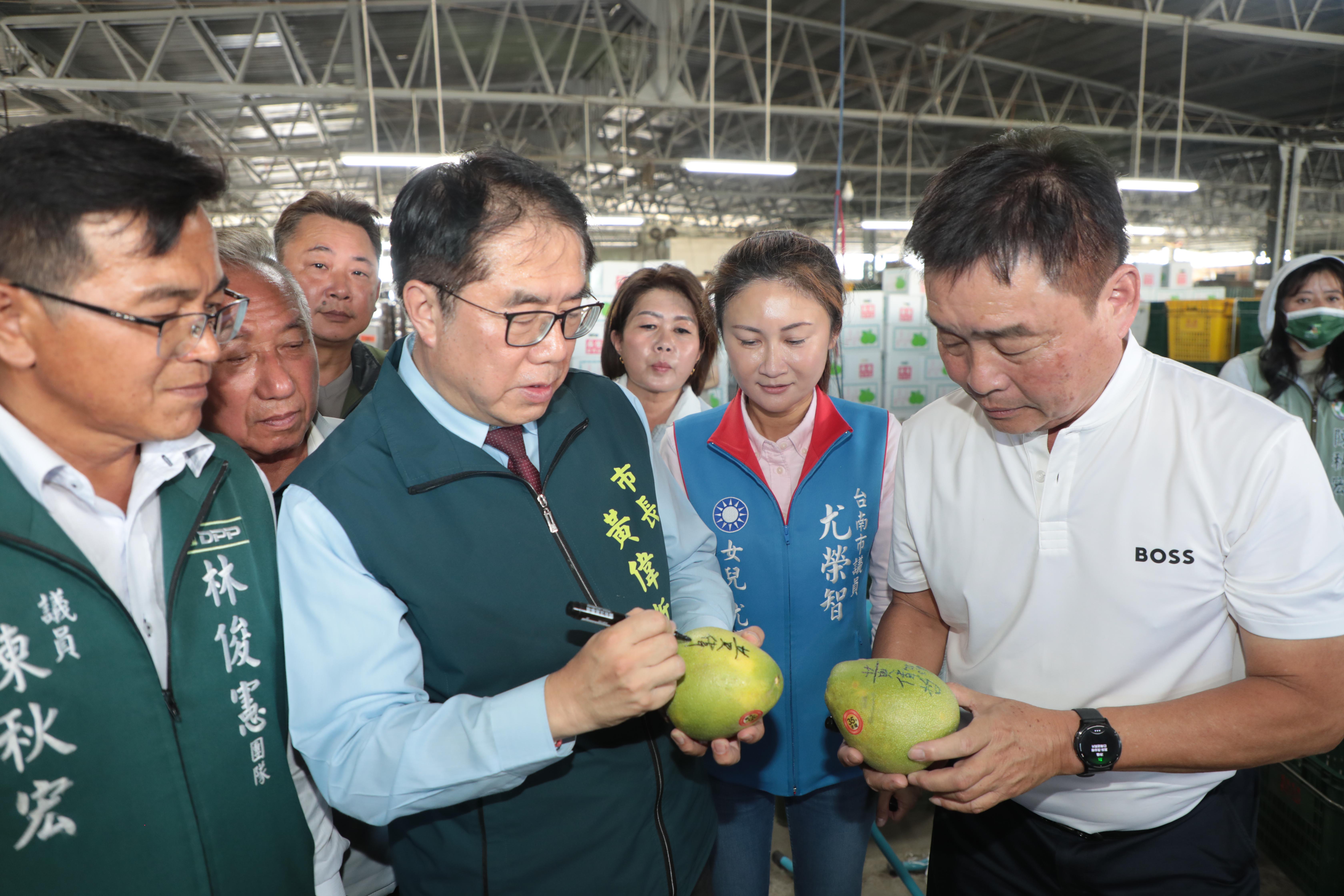 台南麻豆文旦18公噸外銷加拿大 黃偉哲:堅持品質 打開國際市場