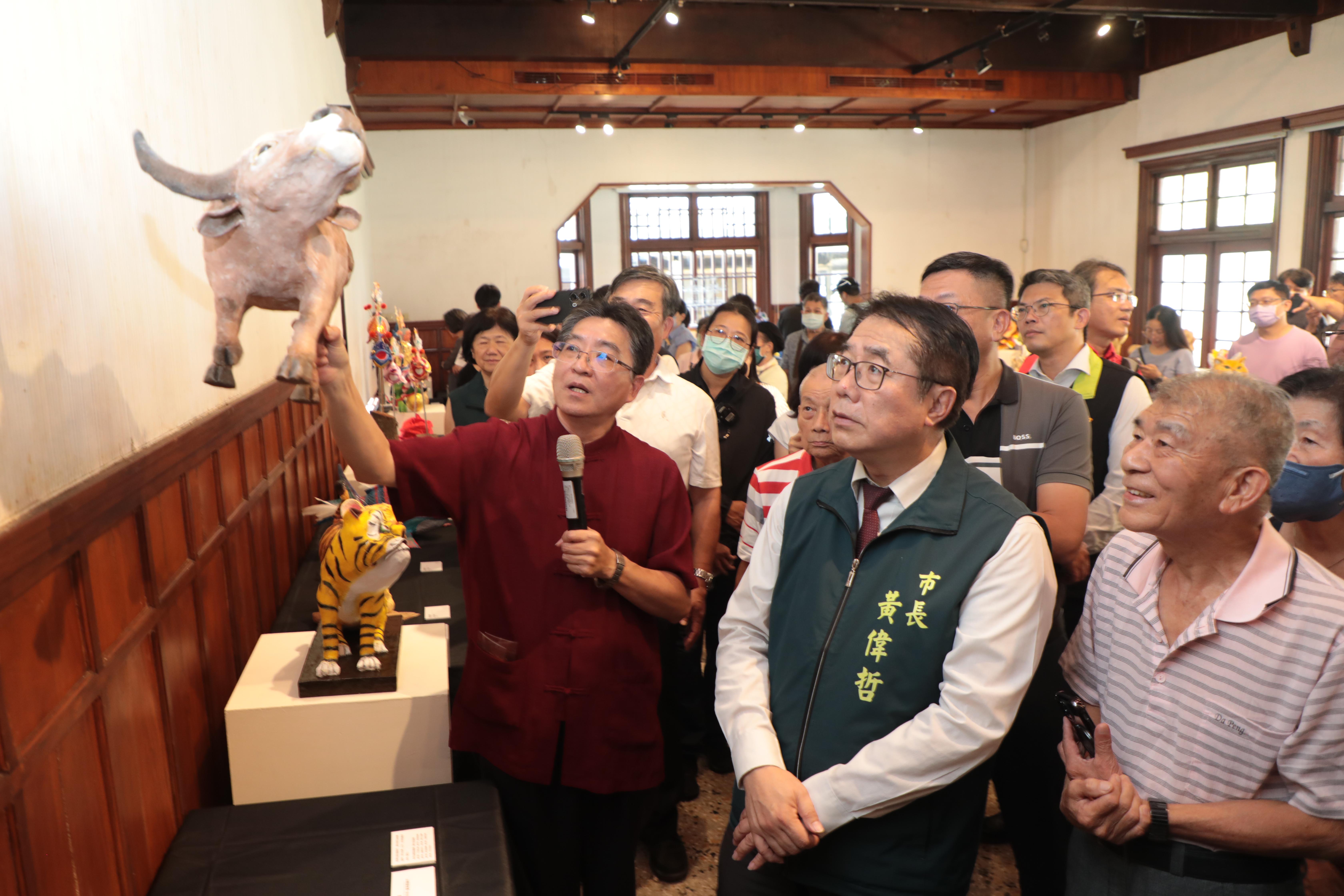 「海．人與土地－糊紙傳承創新特展」愛國婦人會館登場 黃偉哲見證企業公益與傳統工藝共融