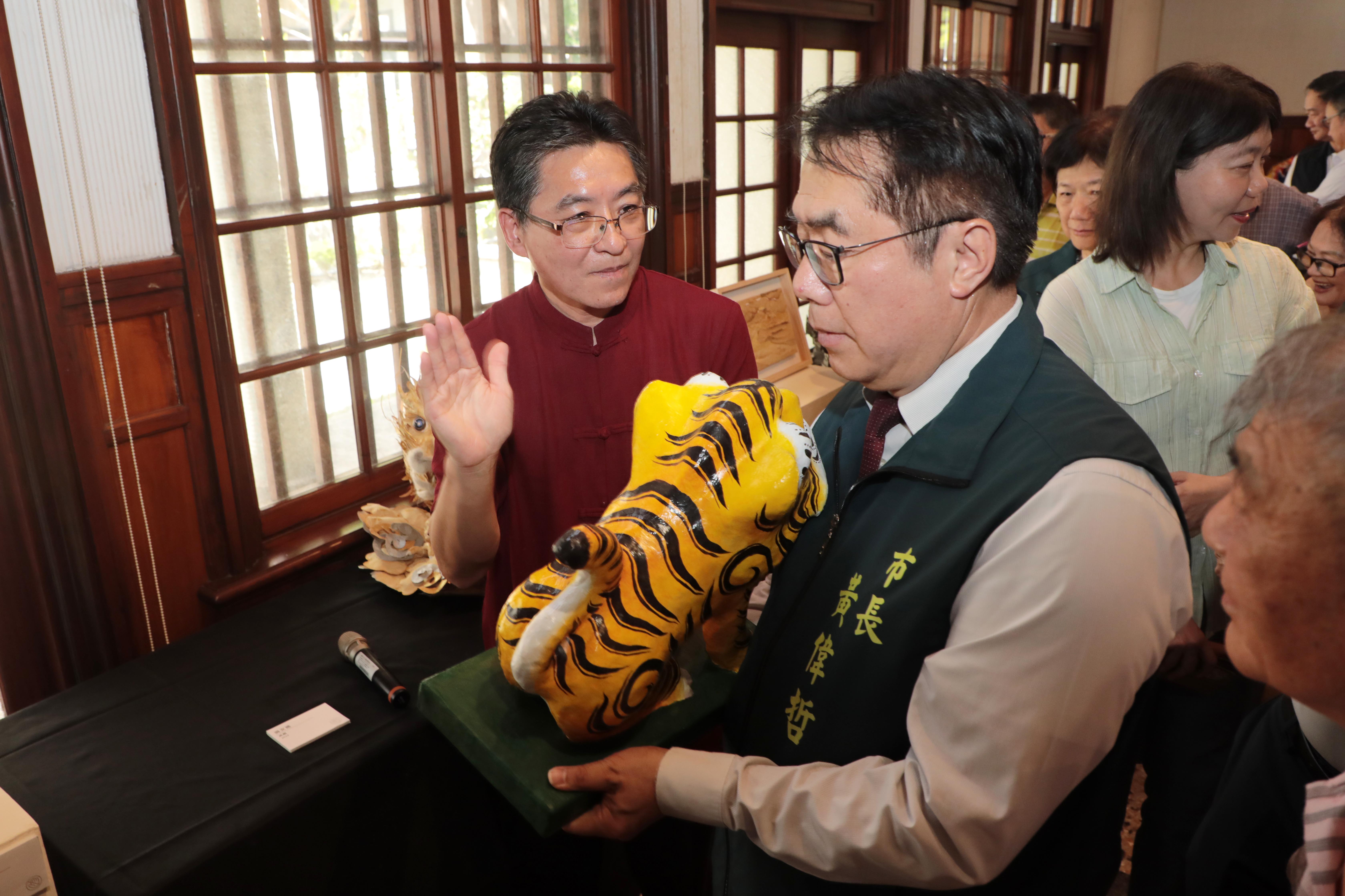 「海．人與土地－糊紙傳承創新特展」愛國婦人會館登場 黃偉哲見證企業公益與傳統工藝共融