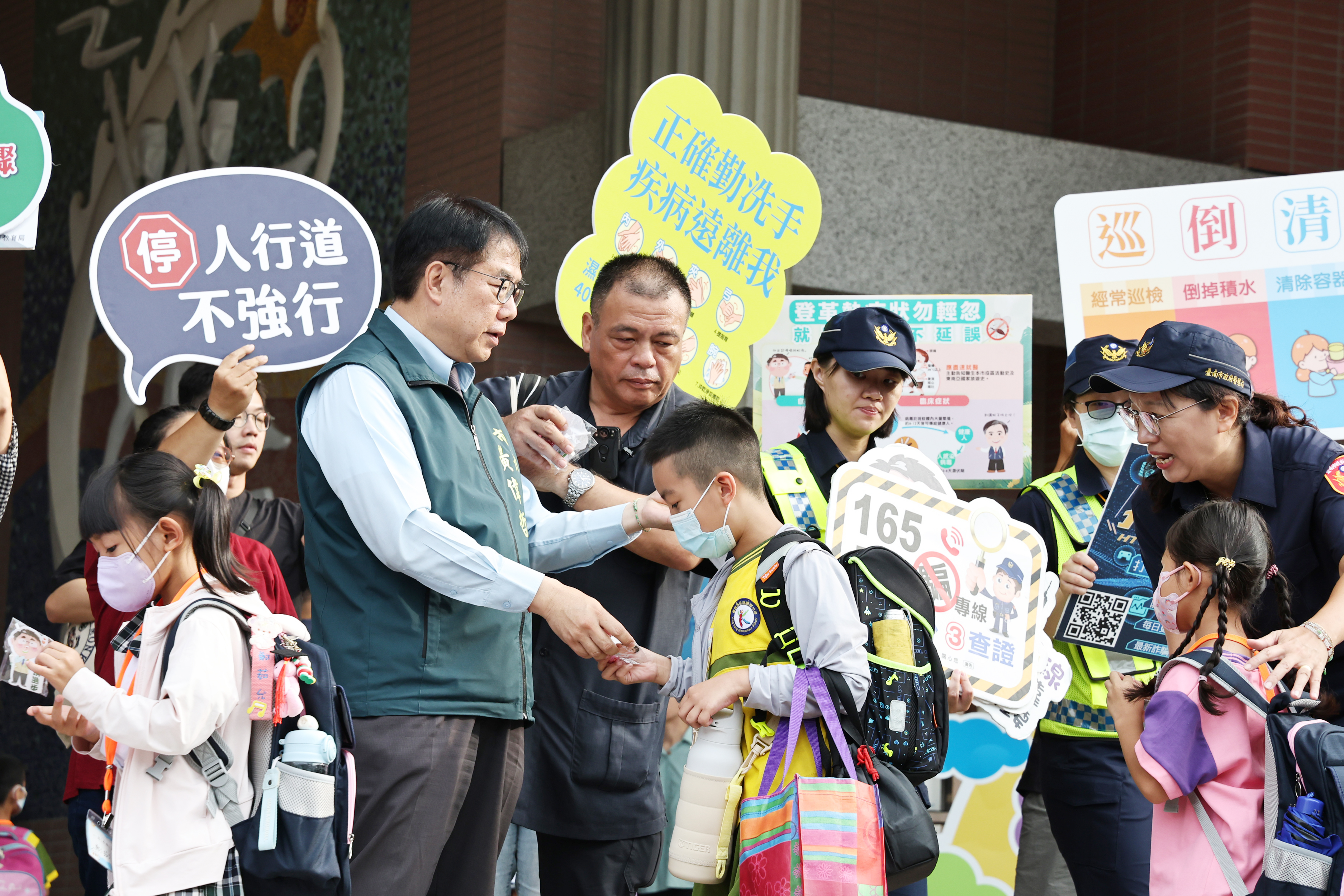 開學首日台南校園整備就緒 黃偉哲視察永康國小呼籲落實防疫