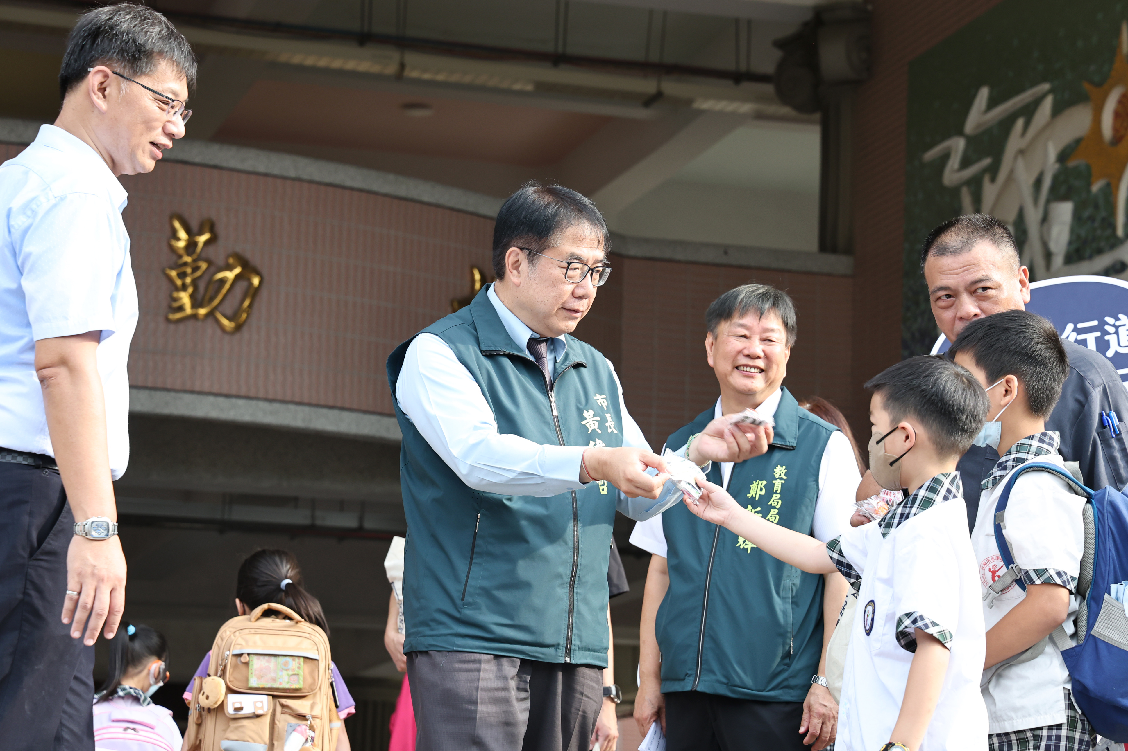 開學首日台南校園整備就緒 黃偉哲視察永康國小呼籲落實防疫
