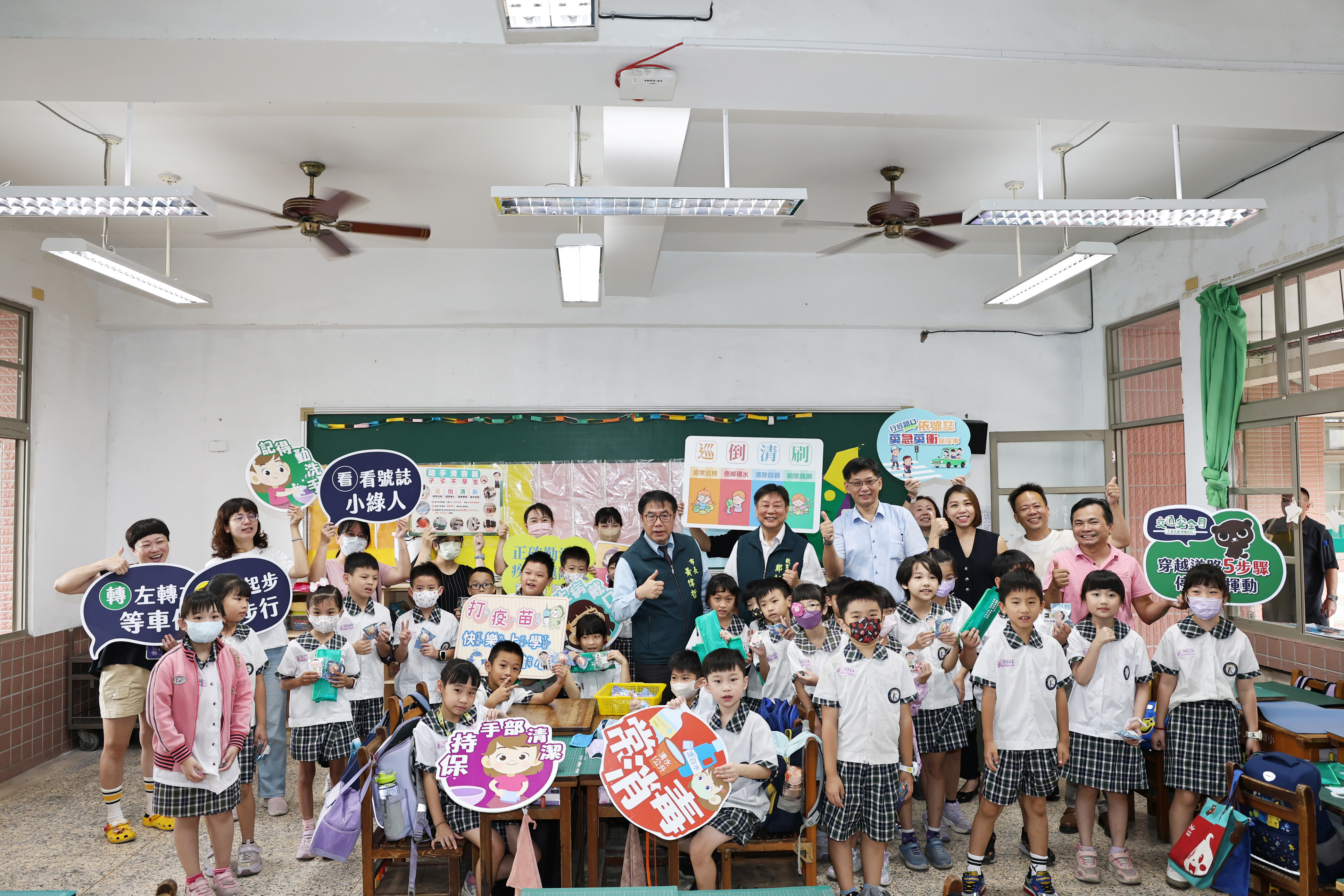 開學首日台南校園整備就緒 黃偉哲視察永康國小呼籲落實防疫