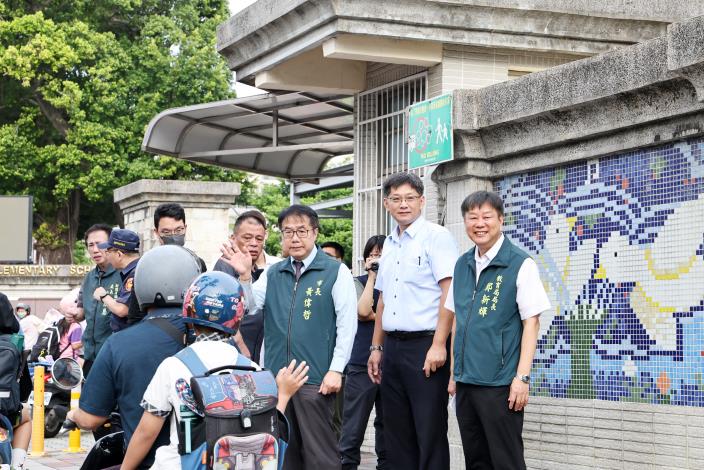開學首日台南校園整備就緒 黃偉哲視察永康國小呼籲落實防疫
