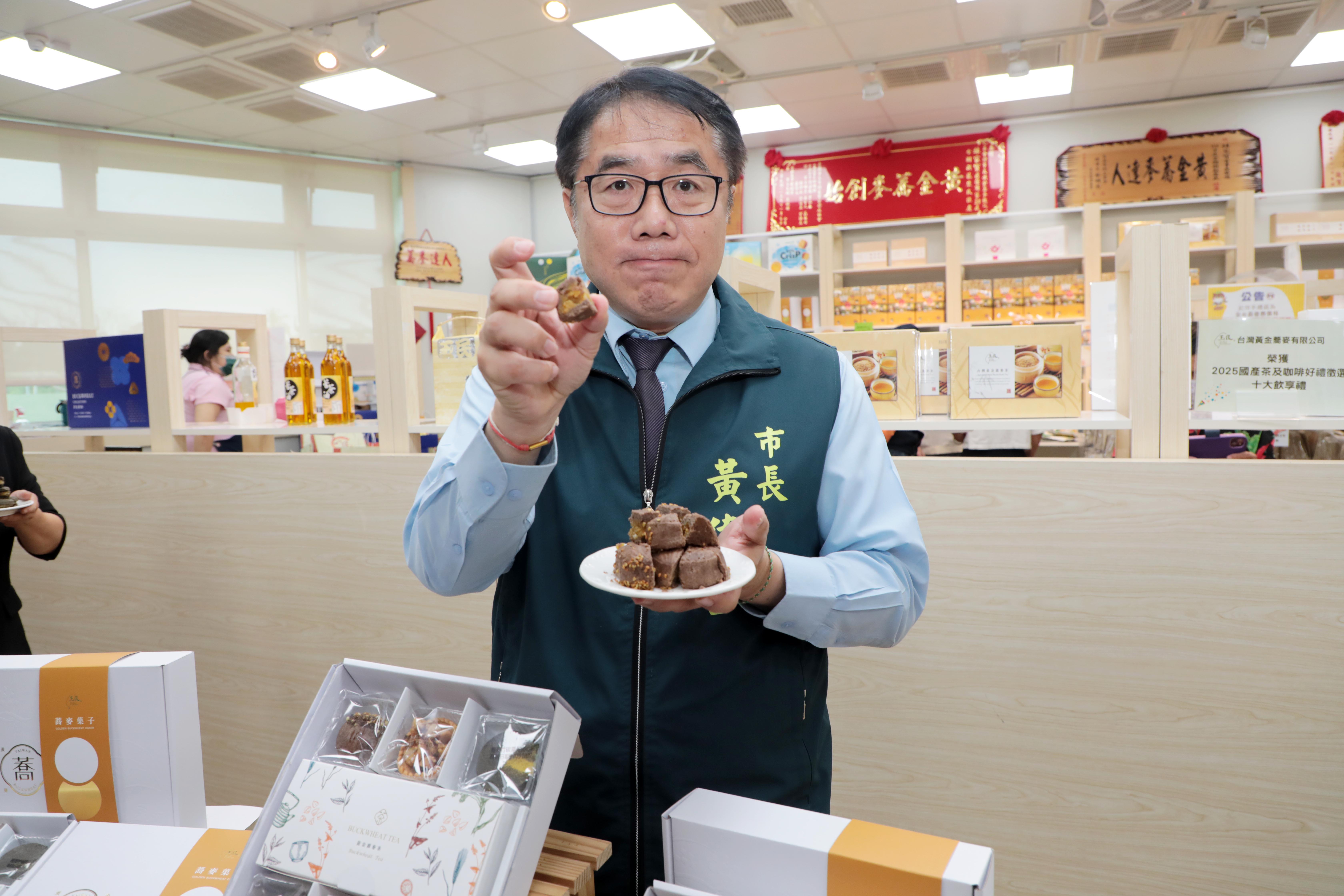 台南推廣種植節水黃金蕎麥有成   黃偉哲推薦選購優質健康中秋禮盒  