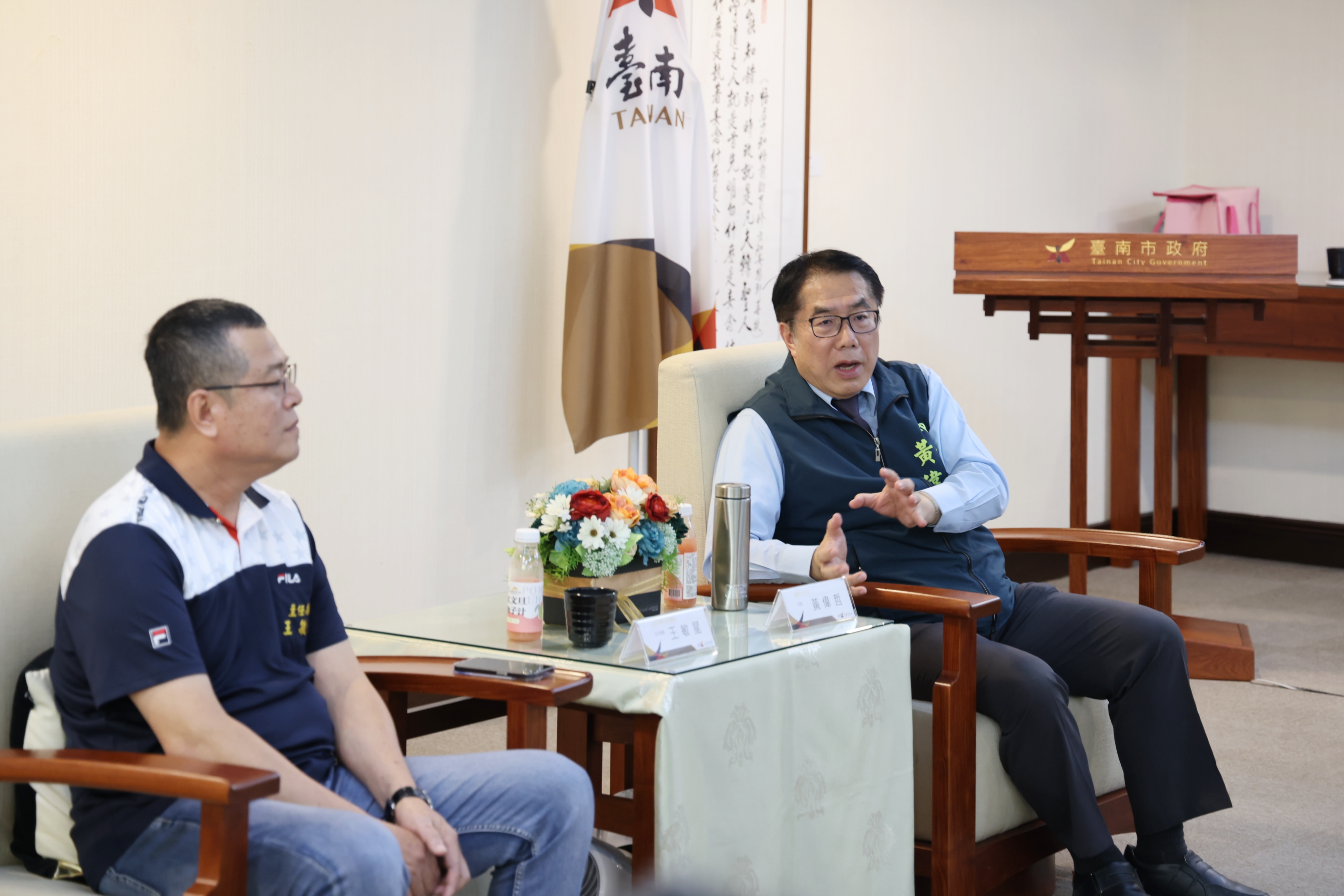 黃偉哲感謝南勢街西羅殿捐贈300萬元 助災民重建家園