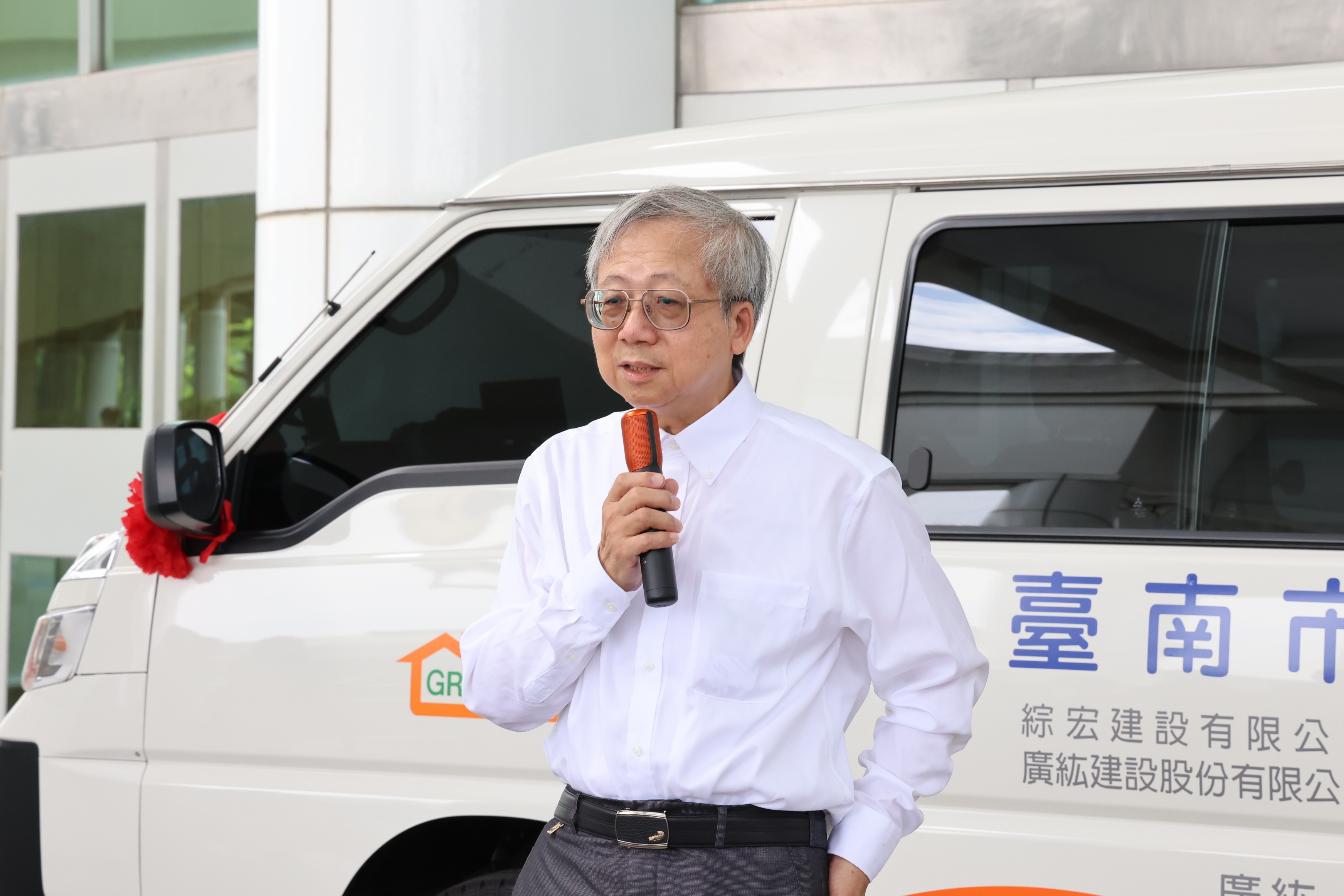 綜宏建設捐贈復康巴士 黃偉哲感謝企業回饋鄉里、造福市民