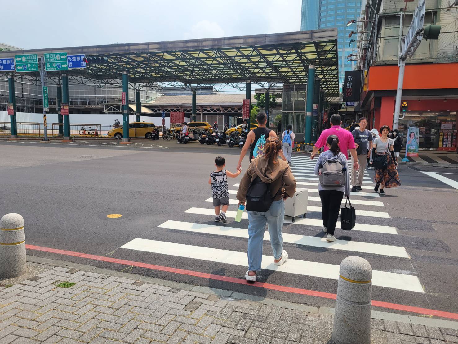 台南火車站北門路完成行穿線與行人號誌設置