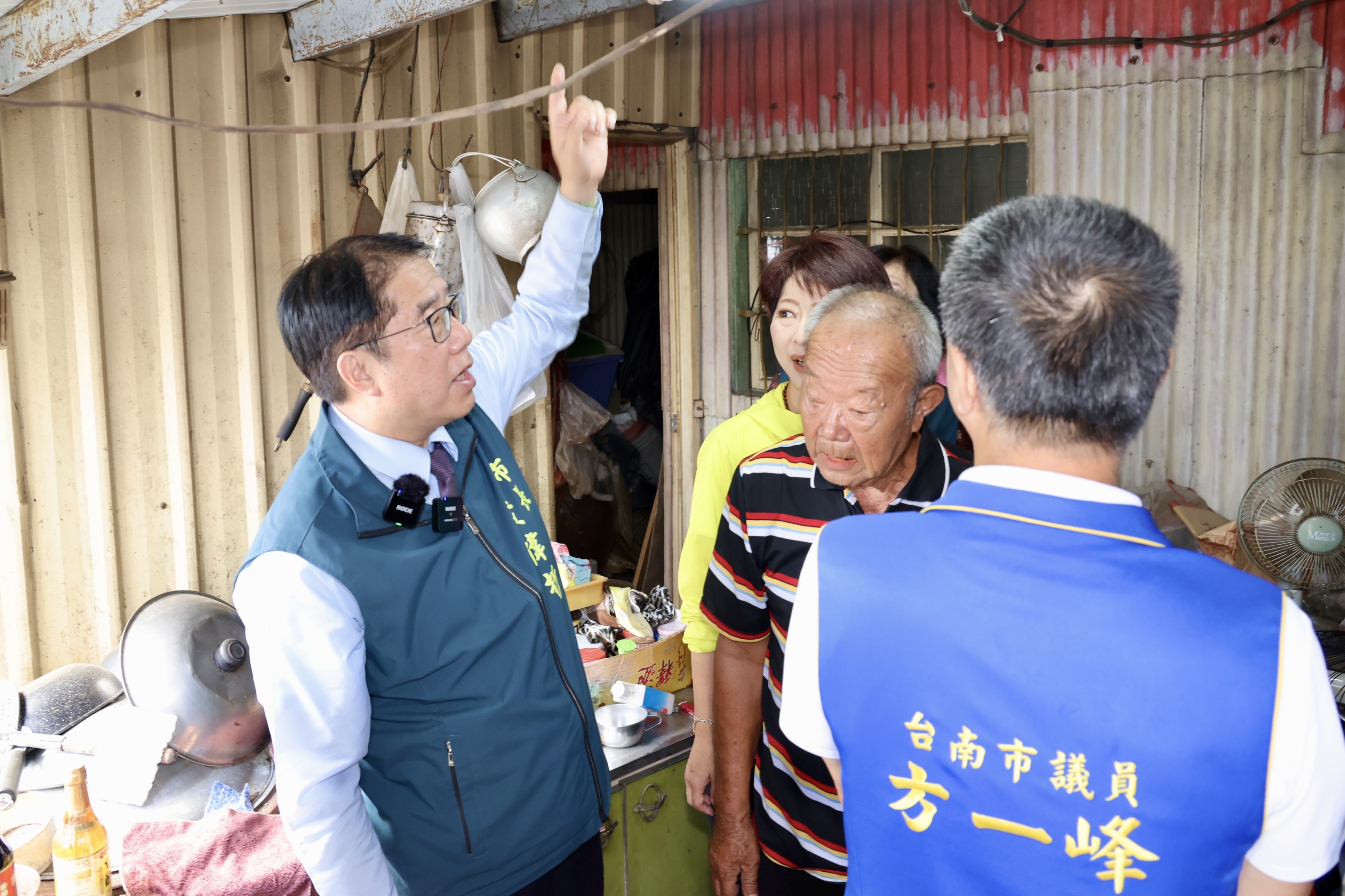 探視西港受災獨老修復住居再「入厝」 黃偉哲：攜手各界協力弱勢重建家園